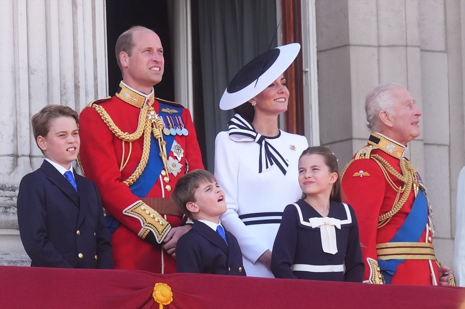 Una sonriente princesa de Gales reaparece en público mientras sigue su lucha contra el cáncer
