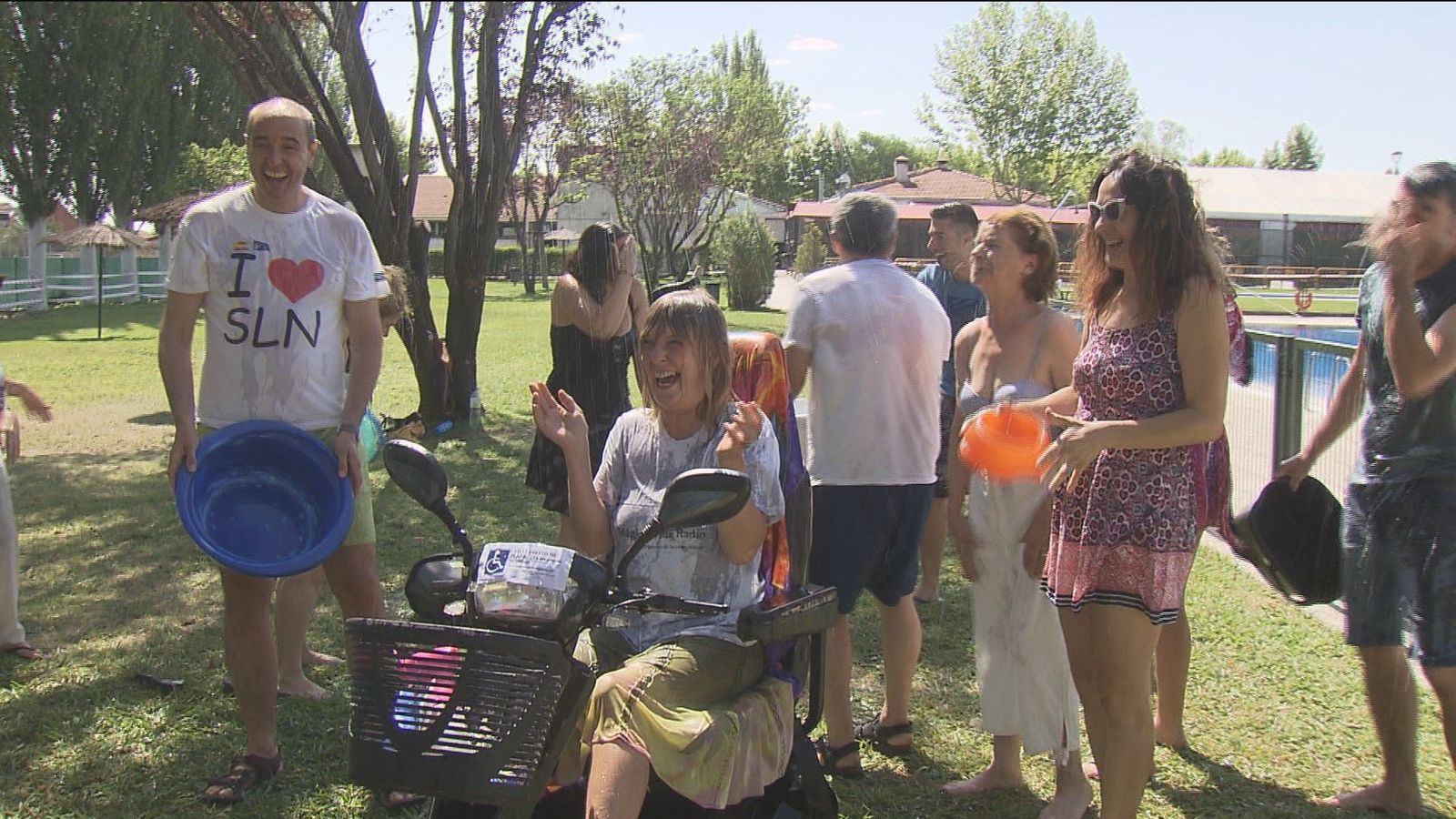 Las piscinas de Madrid se llenan de solidaridad para luchar contra la esclerosis múltiple