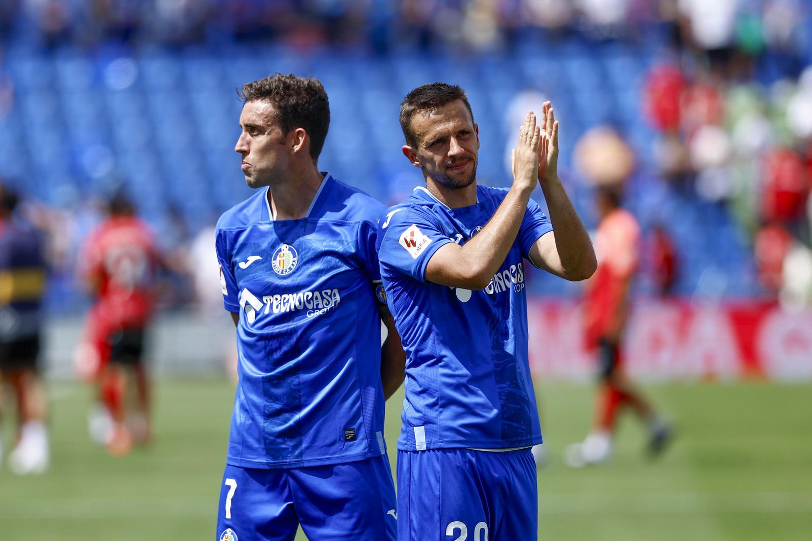 Maksimovic y Mata saludan a la afición del Getafe al acabar el partido ante el Mallorca