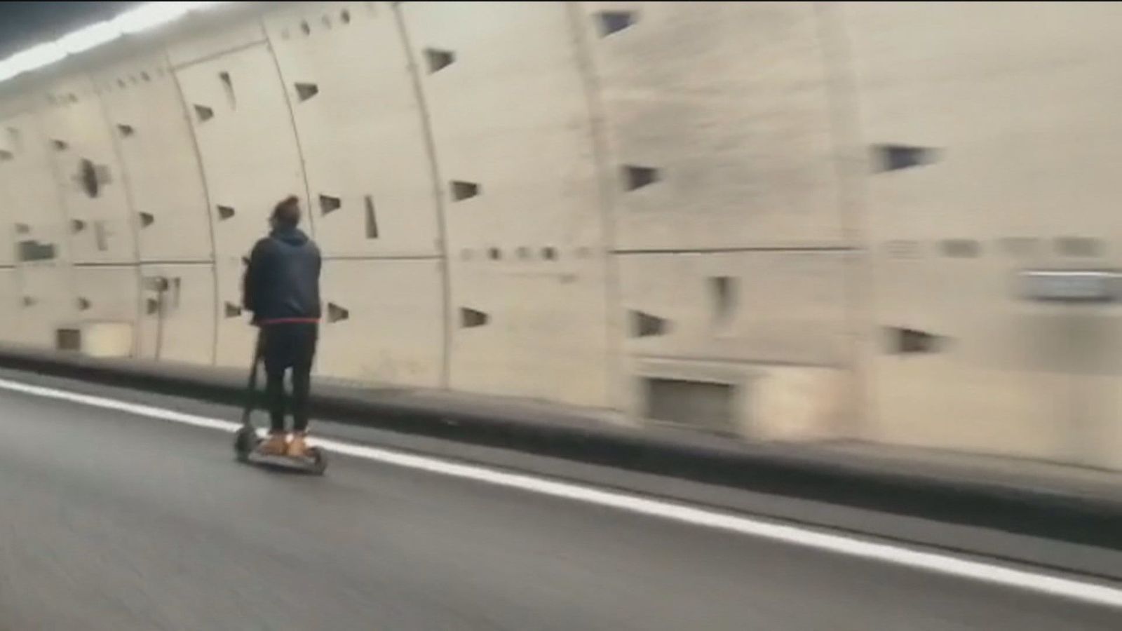 Graban a una joven circulando en patinete por la M-30
