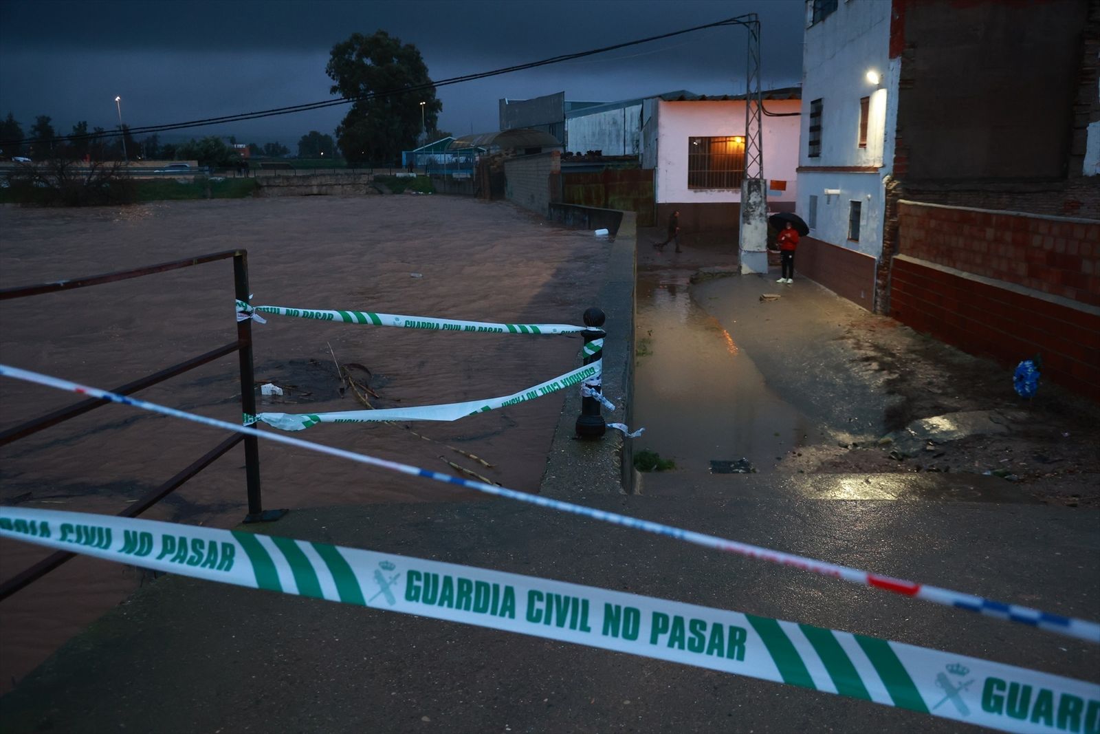La lluvia anega varias zonas de Lora del Río (Sevilla)