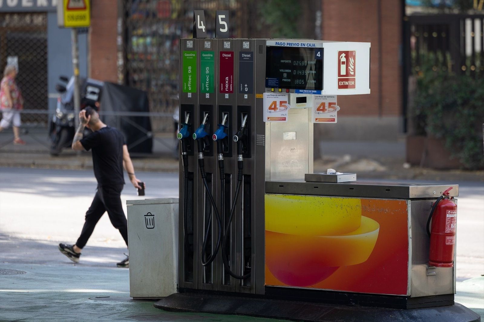 Los carburantes suben más del 30% pese a las ayudas, según la OCU