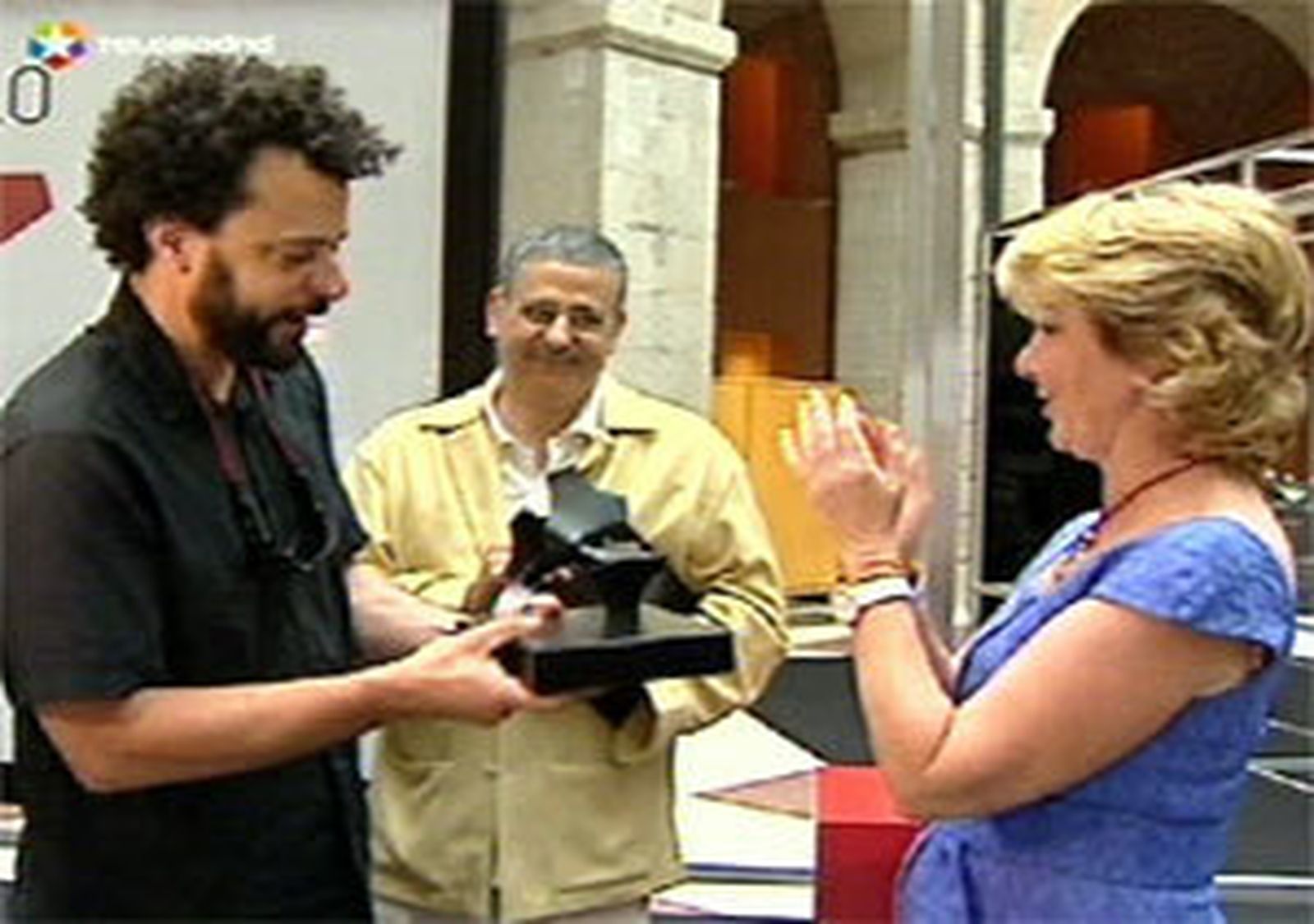 Aguirre entrega el premio al fotógrafo Álvaro García