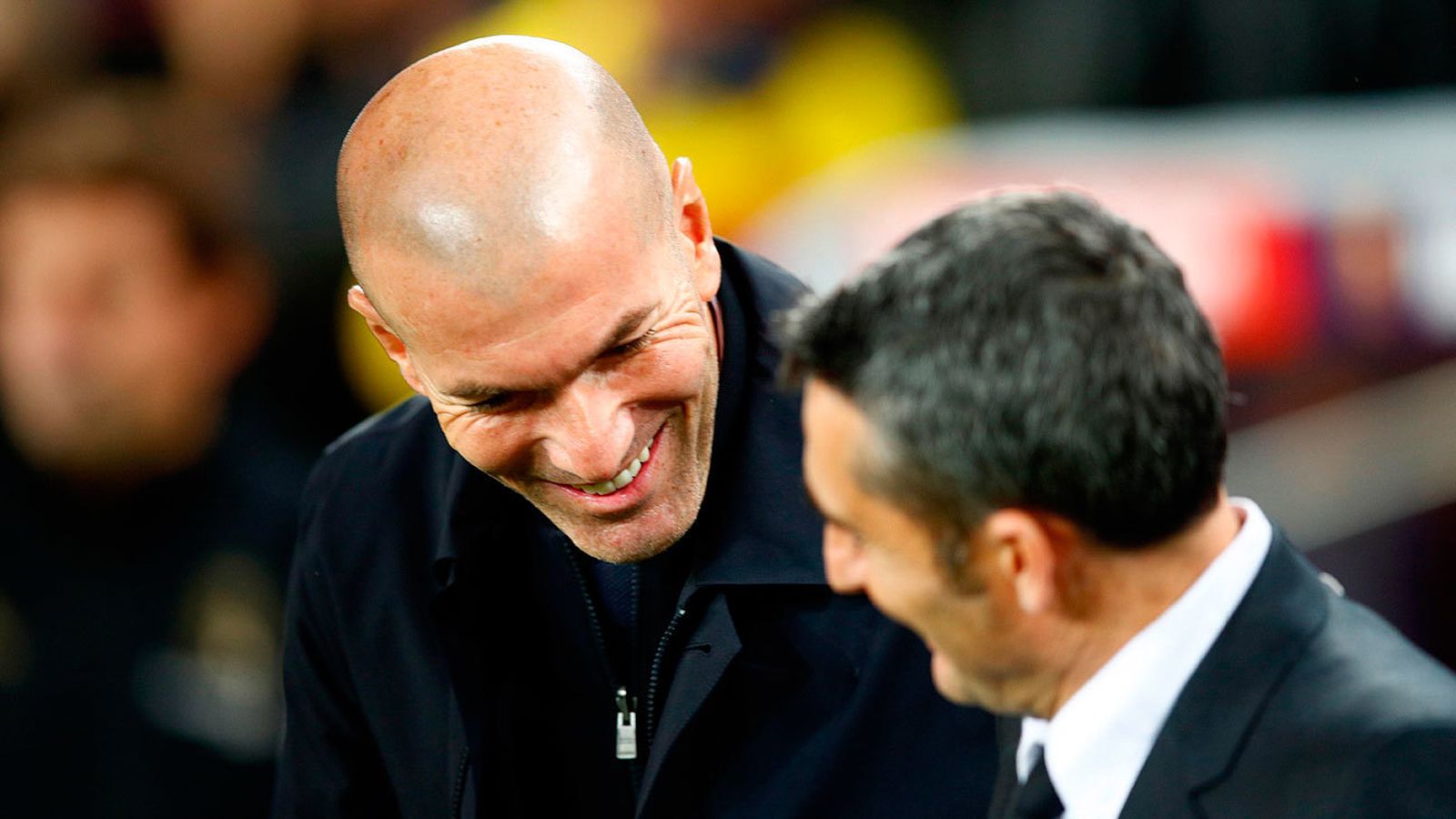 Ernesto Valverde y Zinedine Zidane se saludan minutos antes del comienzo del Clásico entre el Barcelona y el Real Madrid