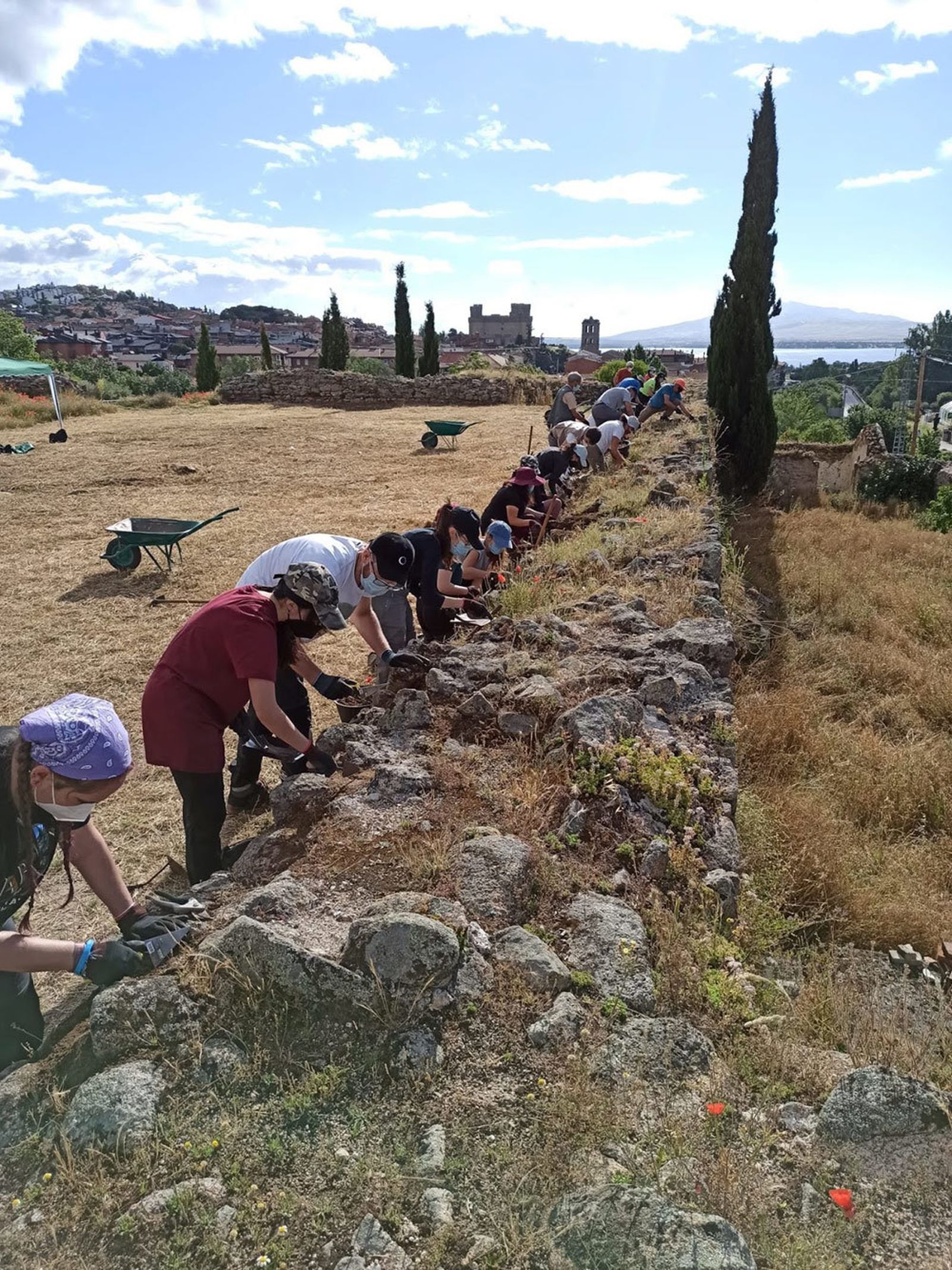 Trabajos en la excavación del Castillo Viejo de Manzanares El Real