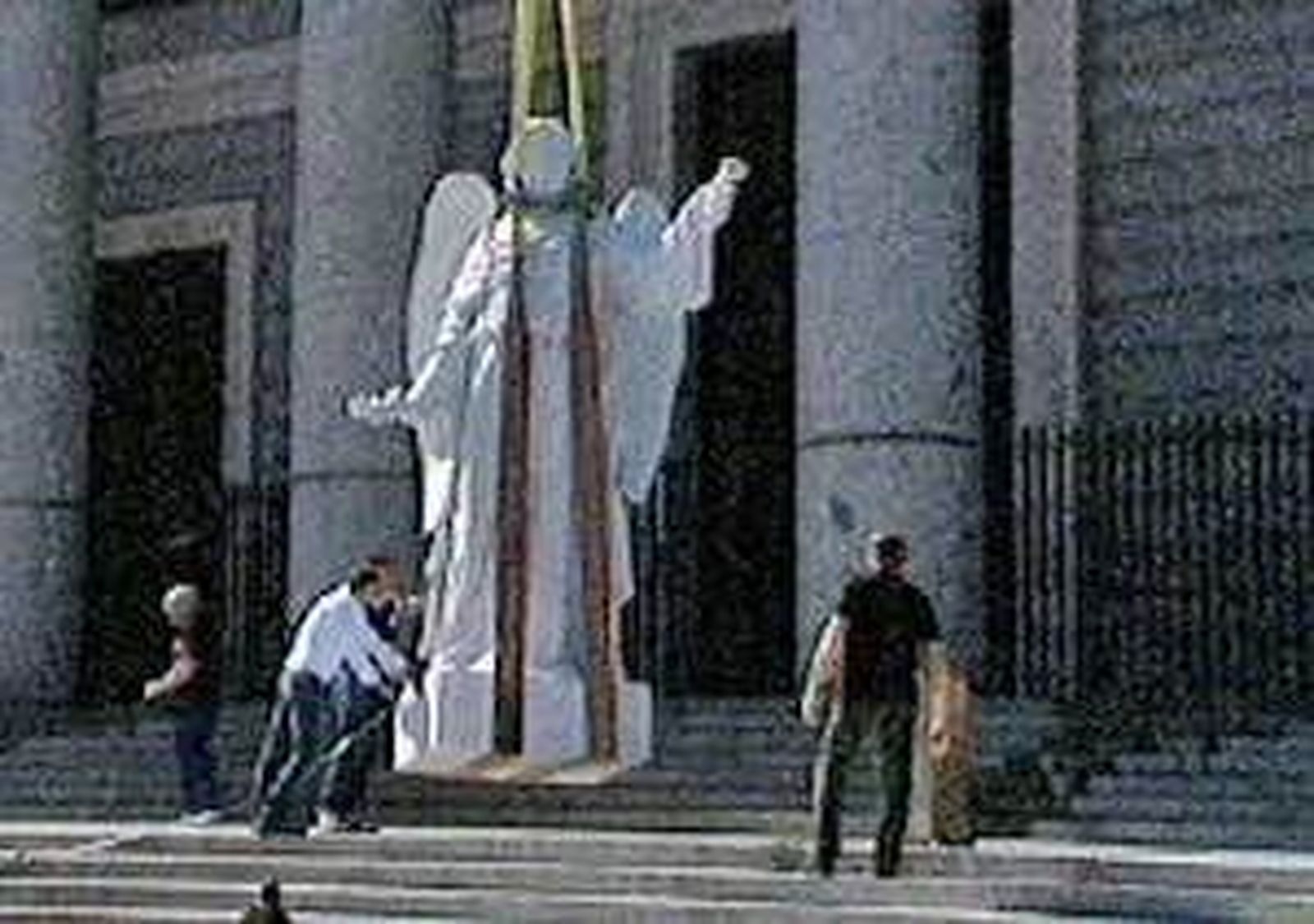 Dos grandes grupos escultóricos comienzan a instalarse en la catedral de la Almudena