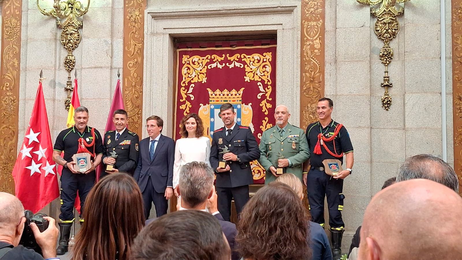 Almeida y Ayuso en el acto de entrega de las 'Palomas de Bronce' ofrecidas por la Hermandad del Cuerpo de Bomberos de Madrid