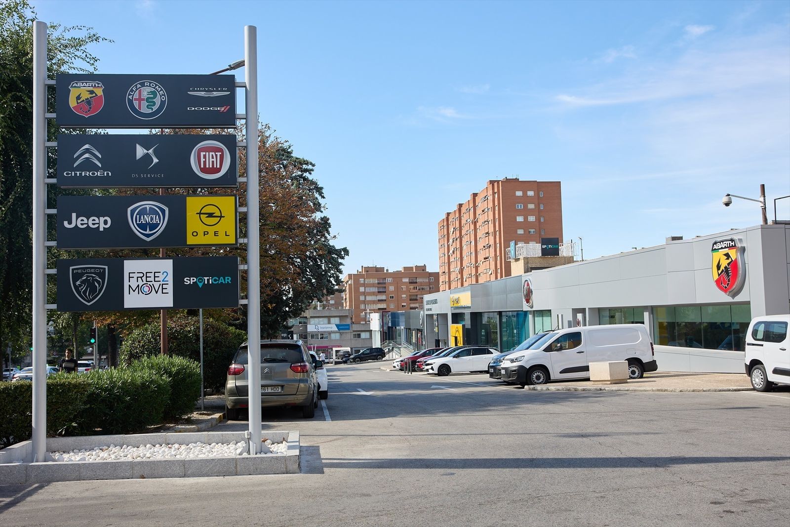 Varios concesionarios del grupo automotriz Stellantis, en Madrid