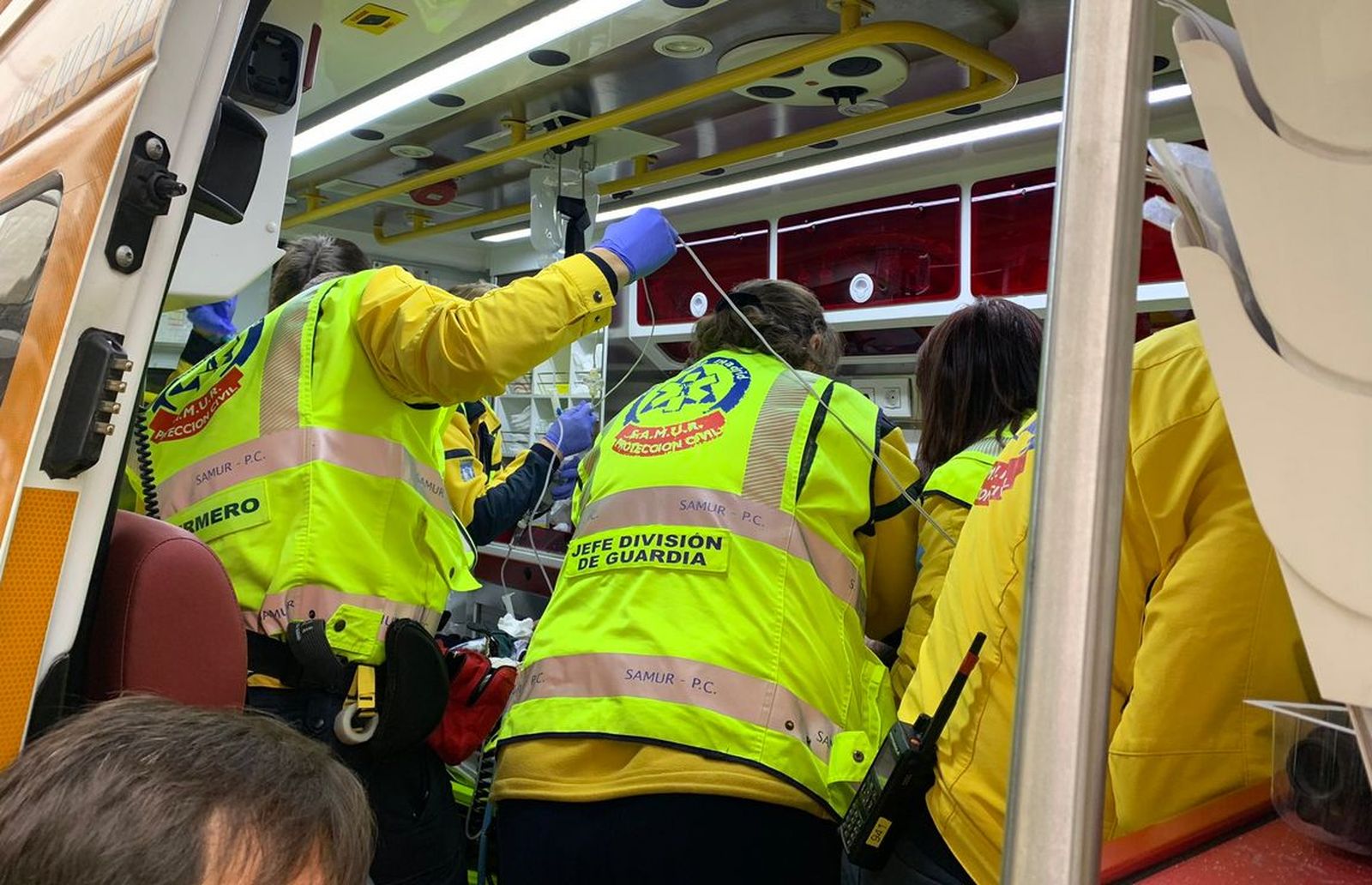 Sanitarios atienden a una persona atropellada en Chamberí