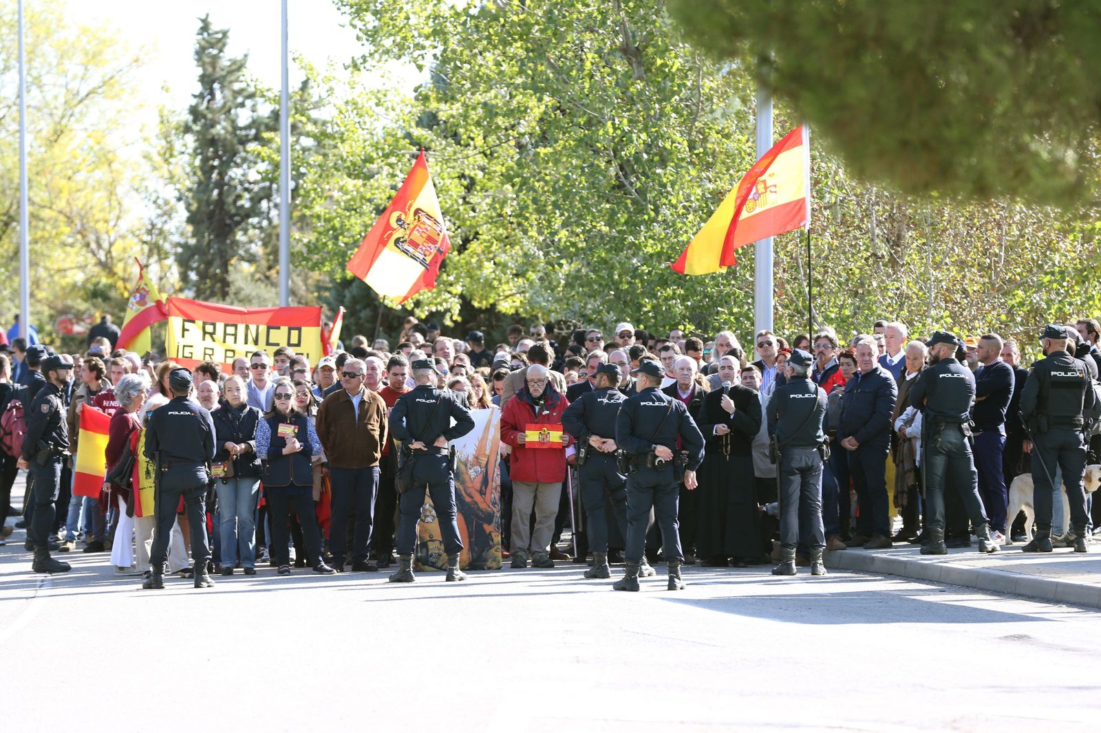 La Policía vigila a decenas de personas en Mingorrubio durante la inhumación de Franco