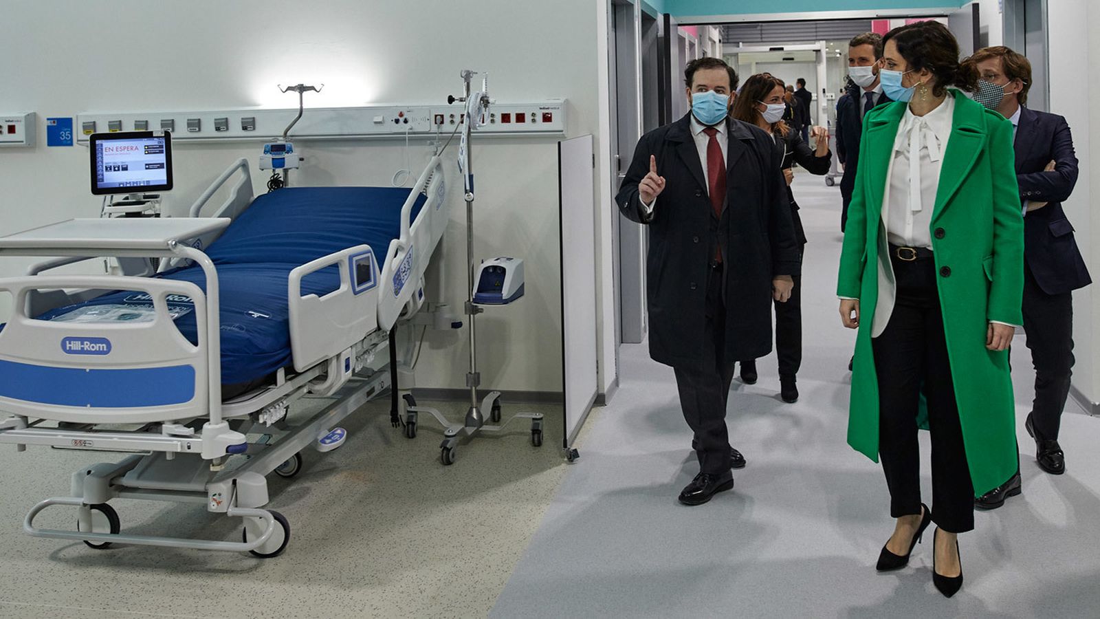 Alejo Miranda de Larra enseña a Isabel Díaz Ayuso, José Luis Martínez-Almeida y Pablo Casado las instalaciones del Hospital Isabel Zendal el día de su inauguración