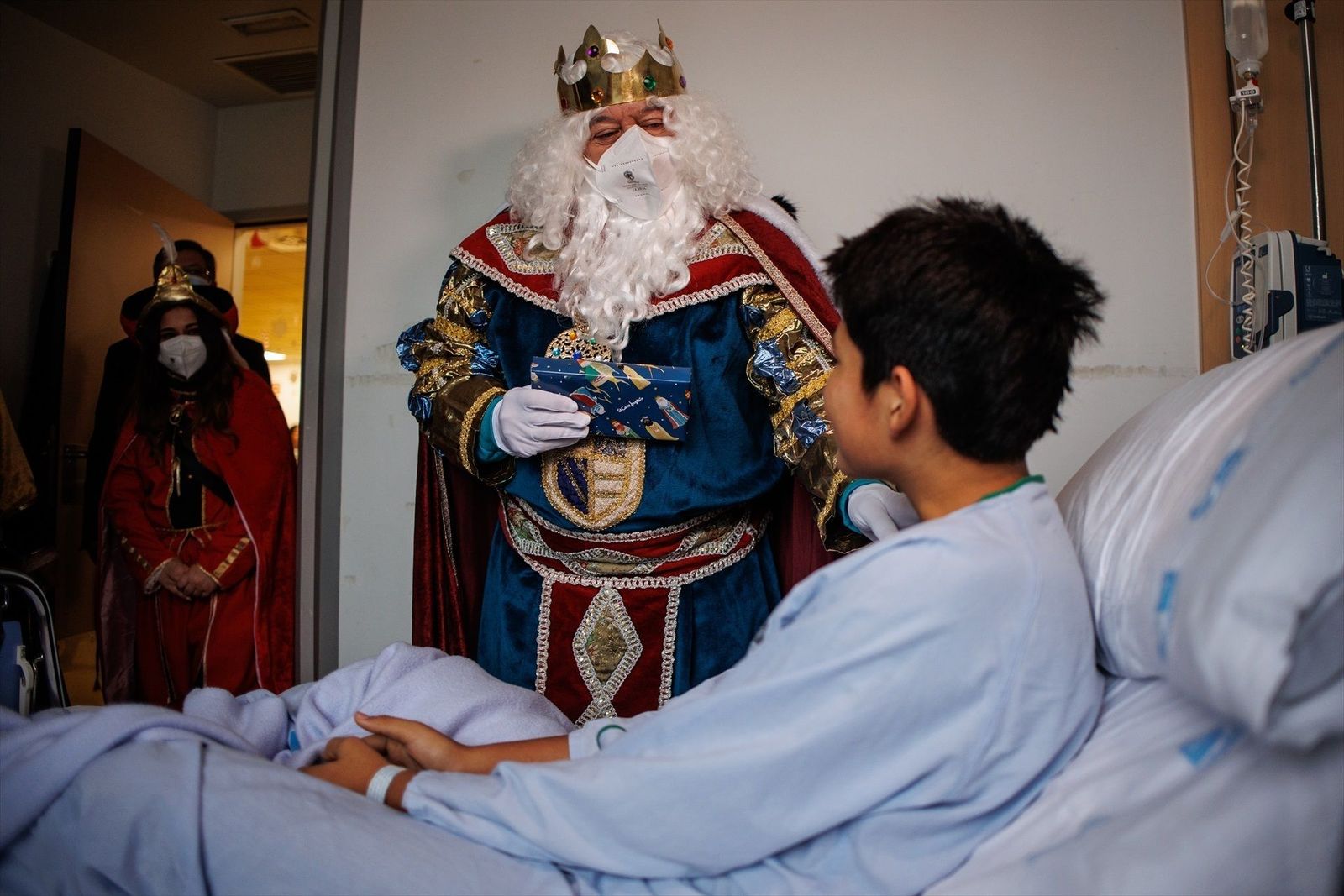 Los Reyes Magos reparten regalos e ilusión en el Hospital Ramón y Cajal