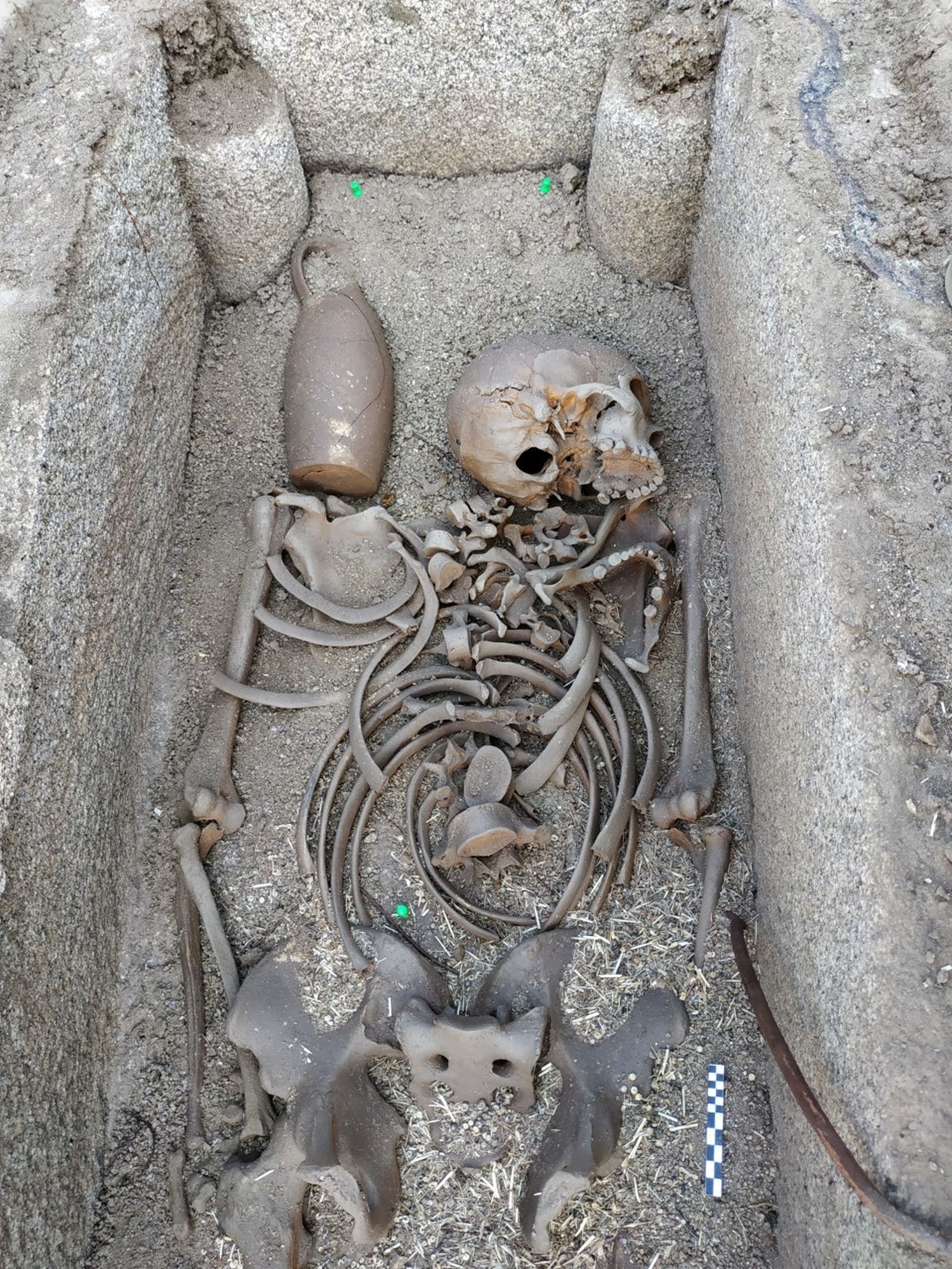 Detalle de una tumba altomedieval en El Rebollar, El Boalo