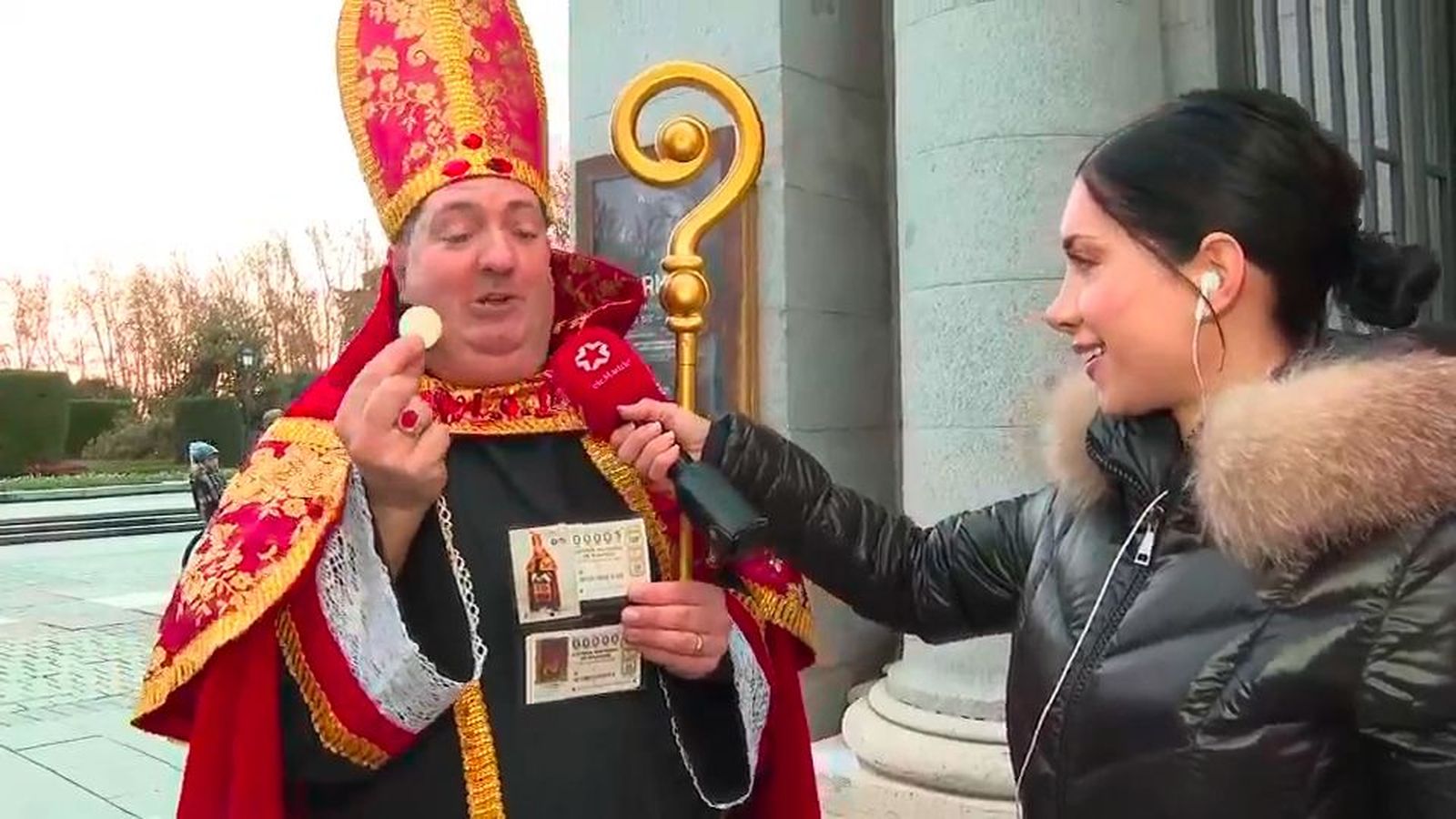Chuchi y Juan, dos incondicionales del Sorteo de Lotería de Navidad, ya hacen cola ante el Teatro Real