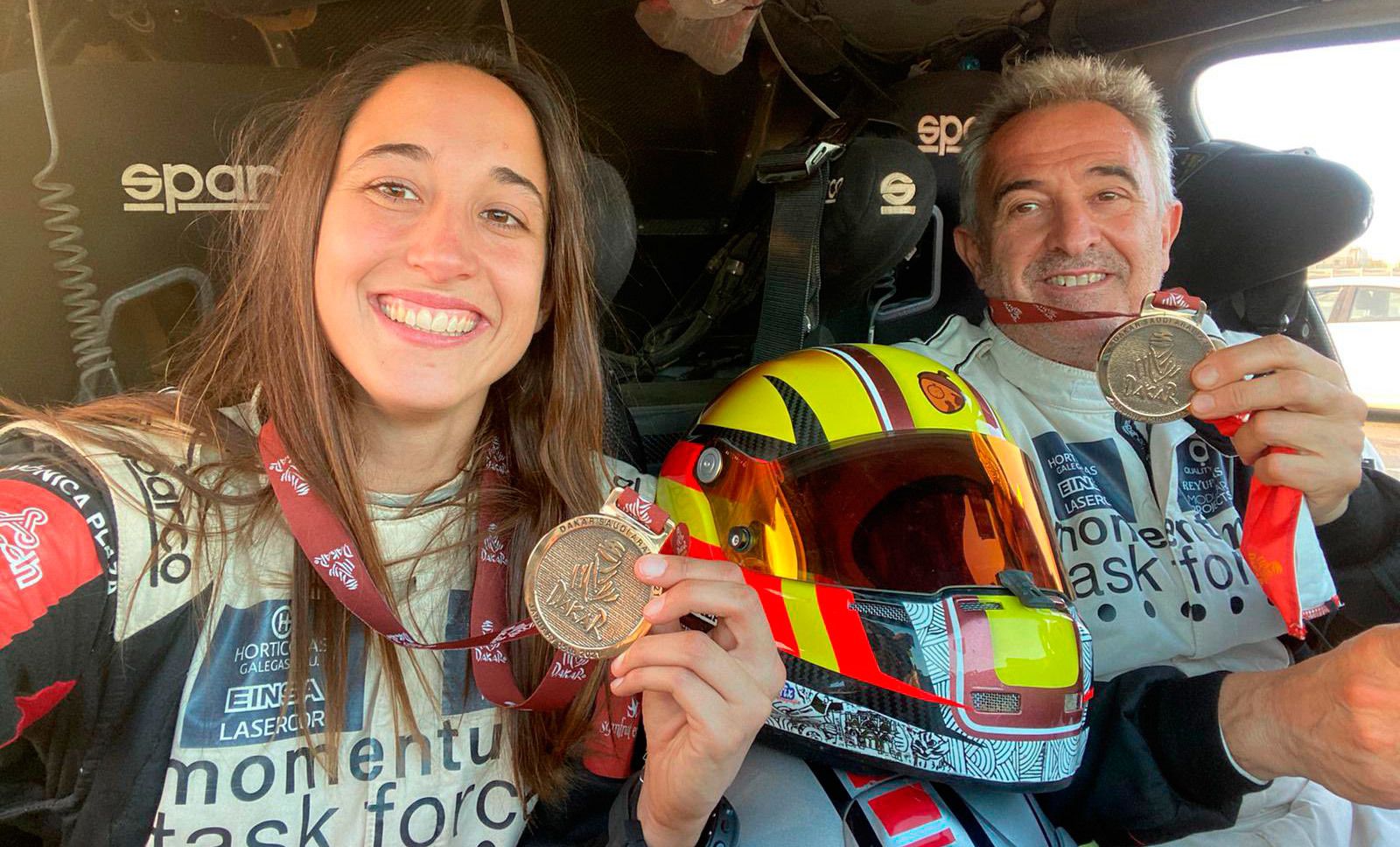 Mónica y Manuel enseñan la medalla que acredita haber terminado el Rally Dakar