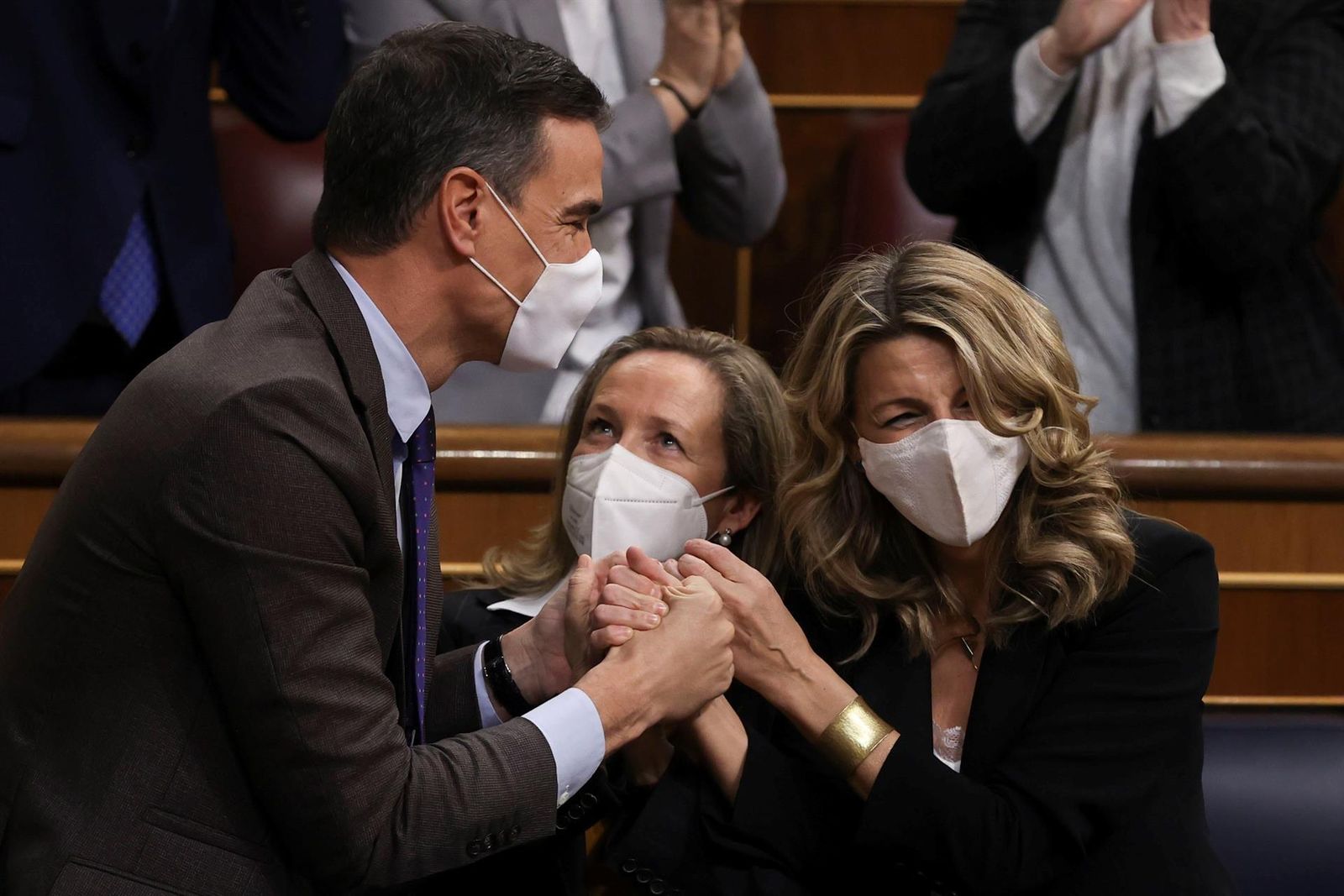 El presidente del Gobierno, Pedro Sánchez (i), la vicepresidenta primera Nadia Calviño (c), y la vicepresidenta y ministra de Trabajo, Yolanda Díaz