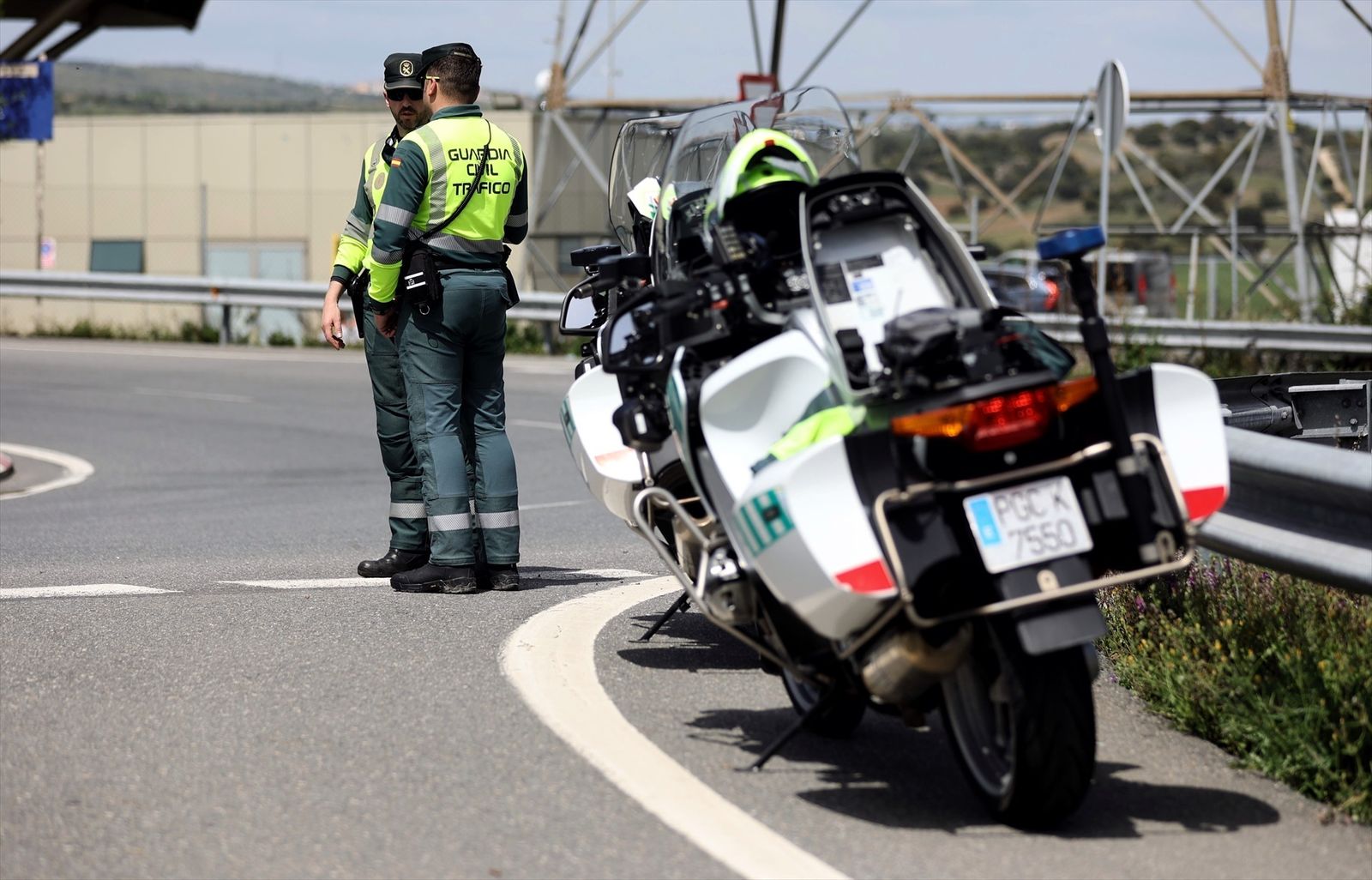Dos agentes de la Guardia Civil en un control de tráfico