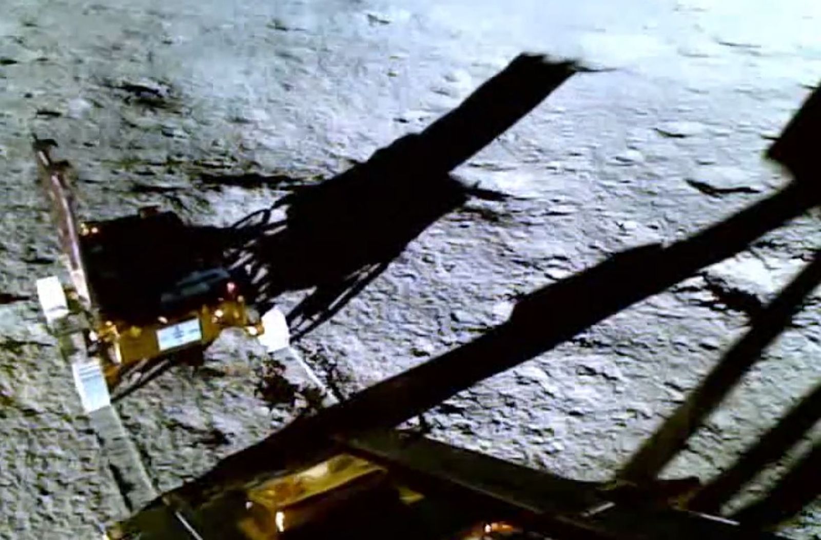 El rover Pragyaan avanza sobre el polo sur de la Luna