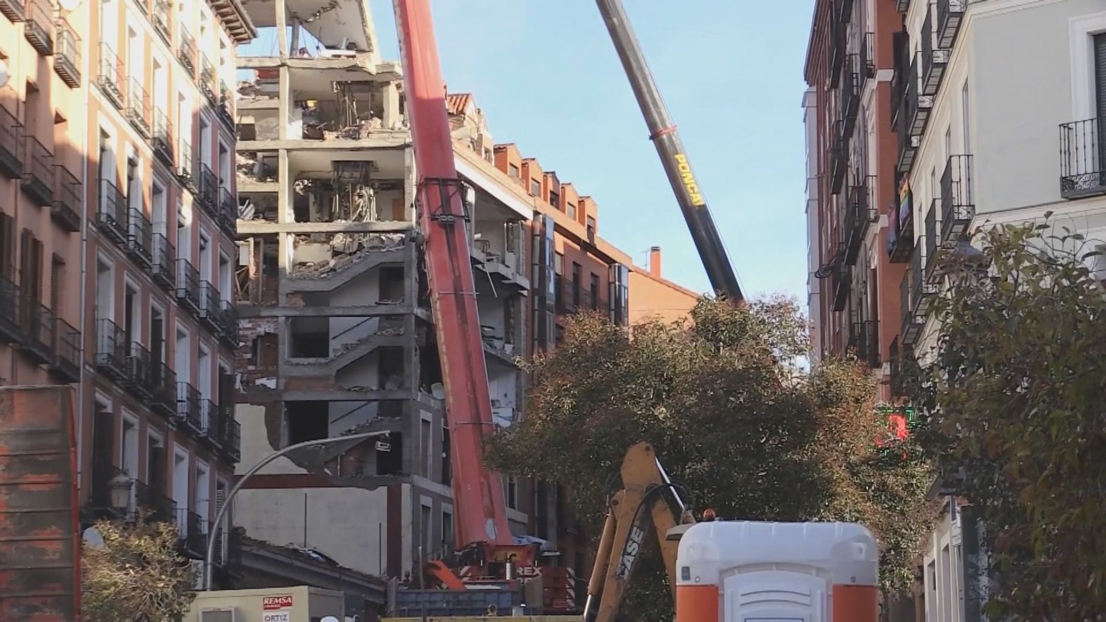 Algunos vecinos de la calle Toledo regresan a sus viviendas