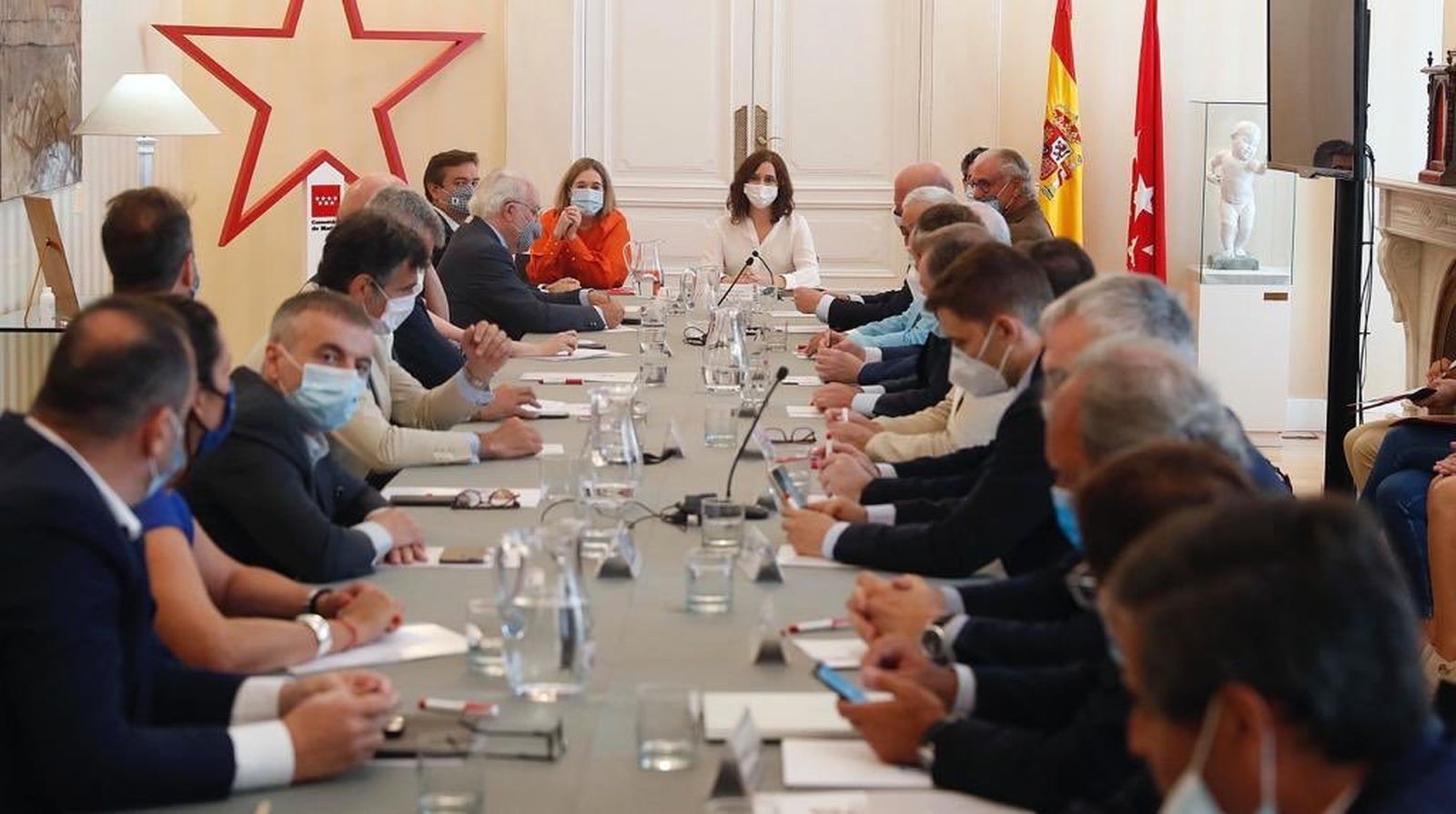 Reunión de la presidenta regional de Madrid con el sector turístico