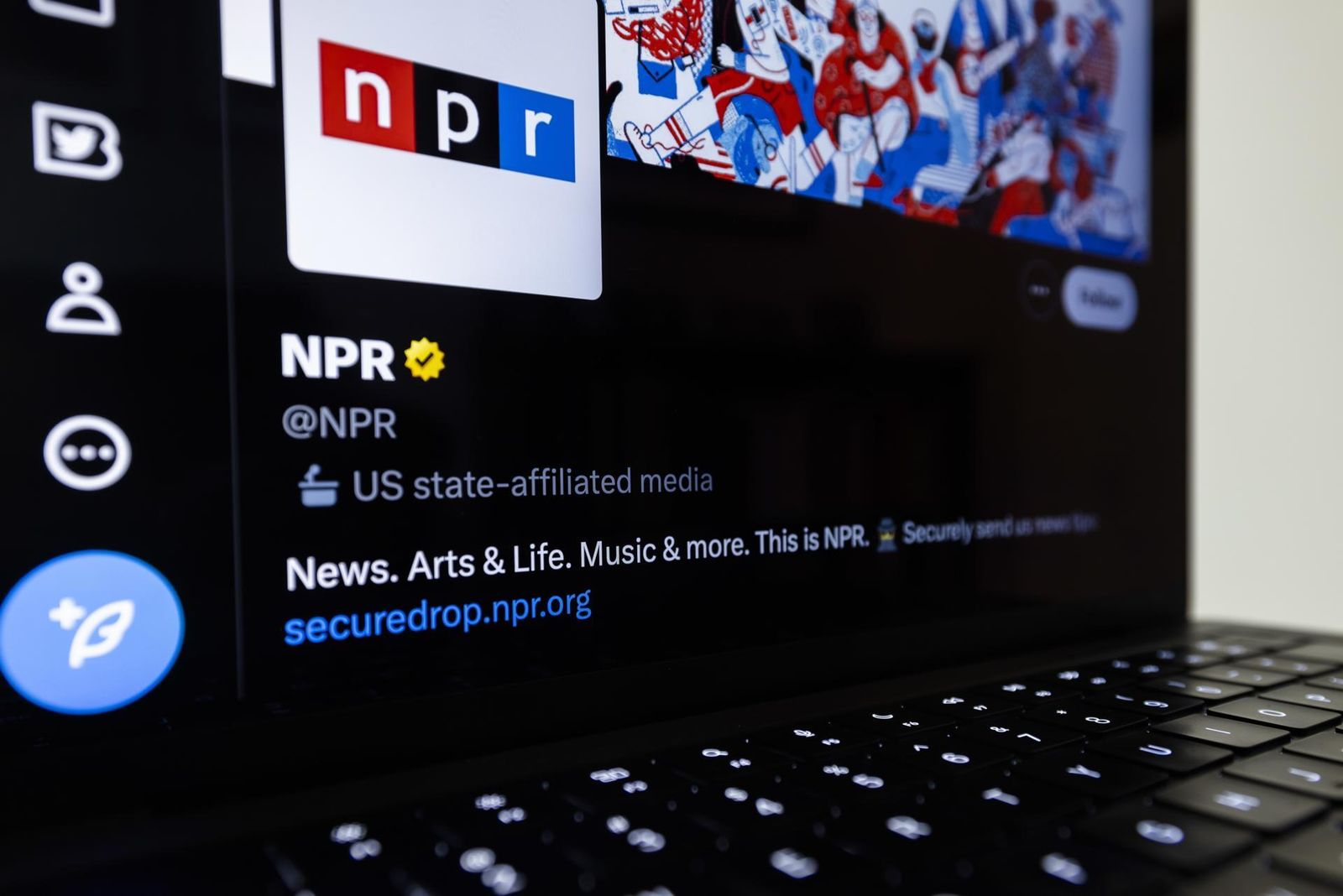 Cuanta de Twitter de la emisora NPR, donde puede leerse la etiqueta 'US state-affiliated media'