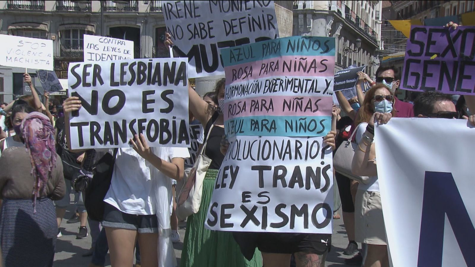 Feministas se manifiestan contra la ley trans