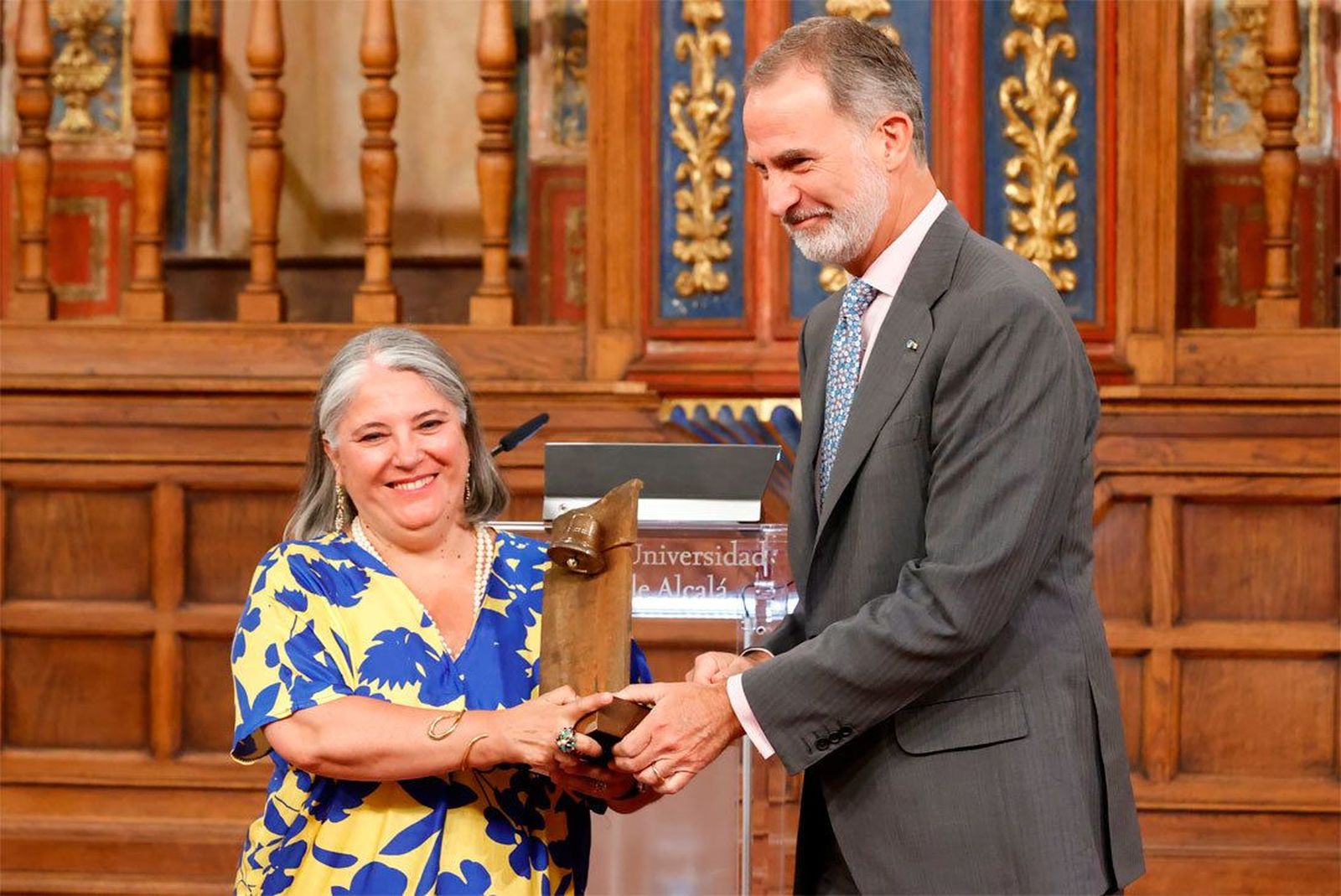 Felipe VI entrega el premio Camino Real a la microbióloga Ana Fernández-Sesma