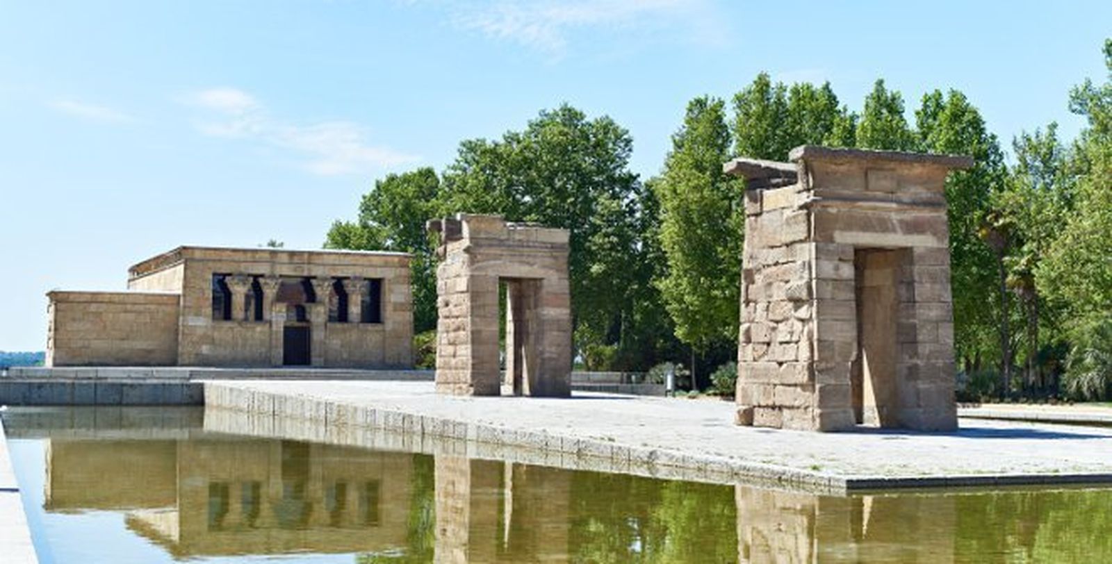 Vista diurna hacia el oeste de Templo de Debod