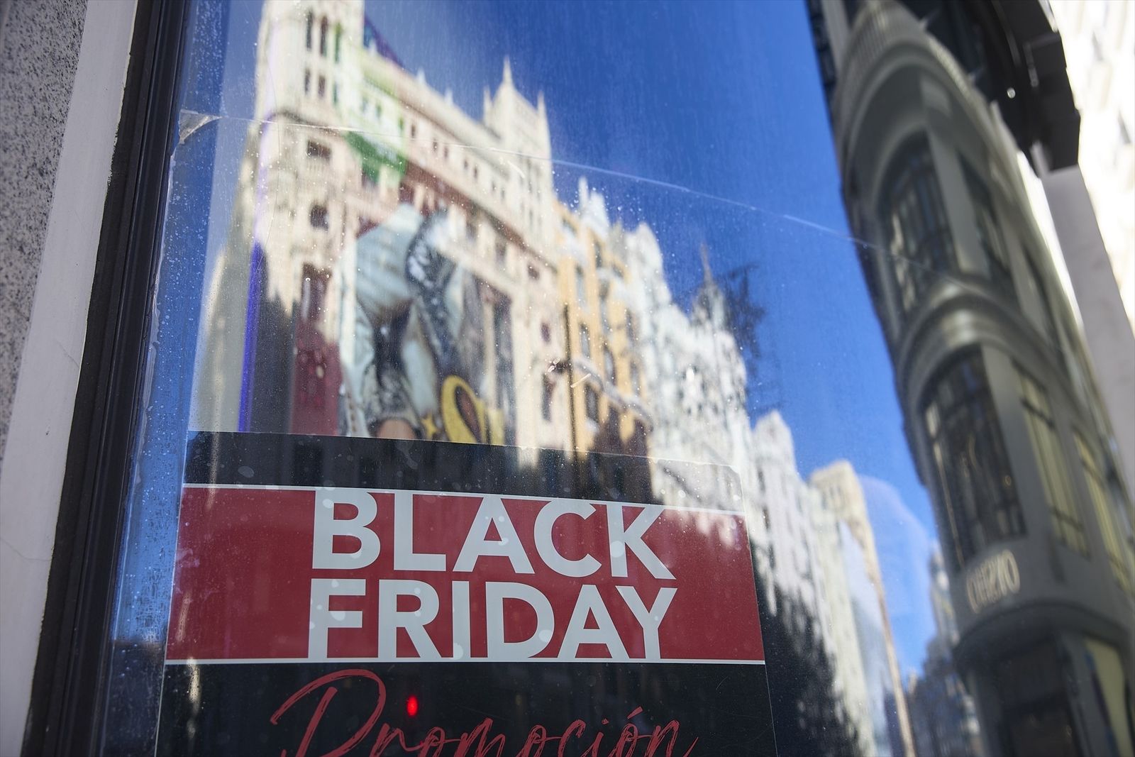 Un escaparate anuncia descuentos por el Black Friday