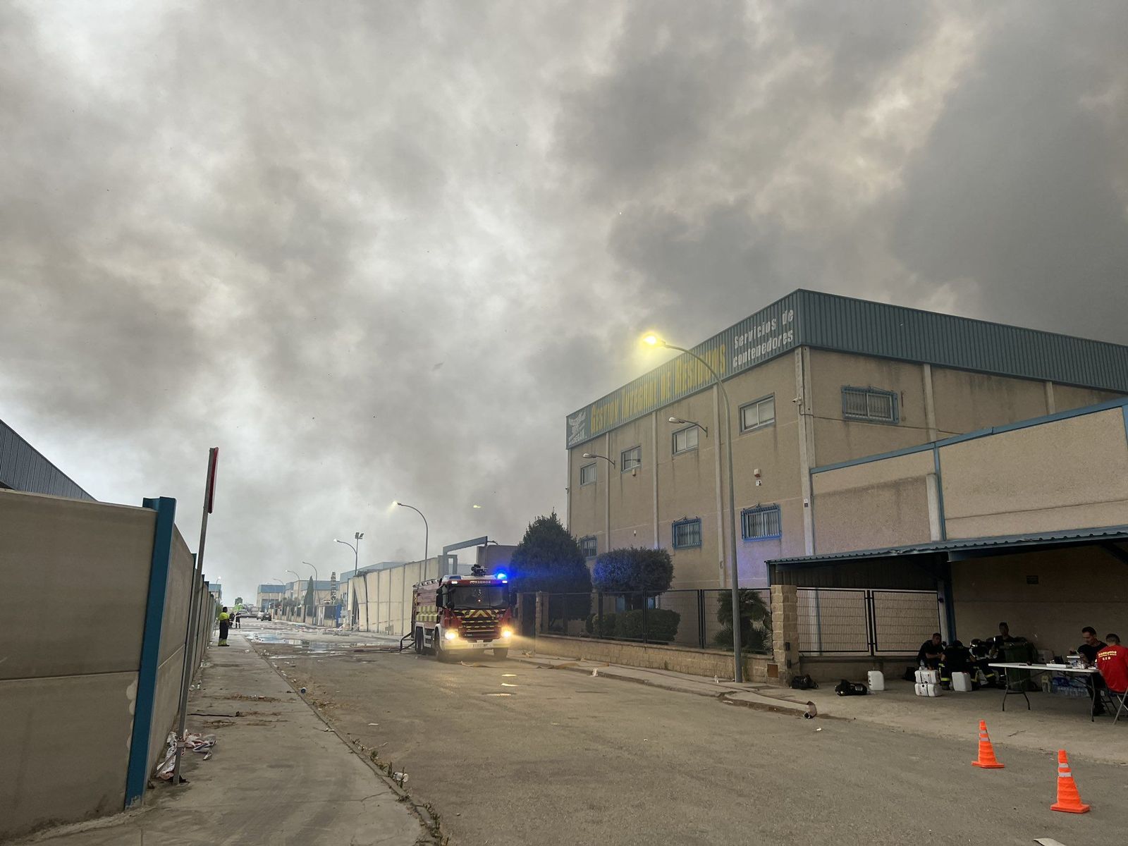 Bomberos siguen apagando el incendio de una nave de reciclaje de residuos en Serranillos