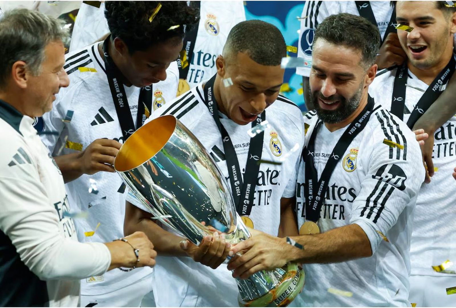 Mbappé y Carvajal con la Supercopa de España