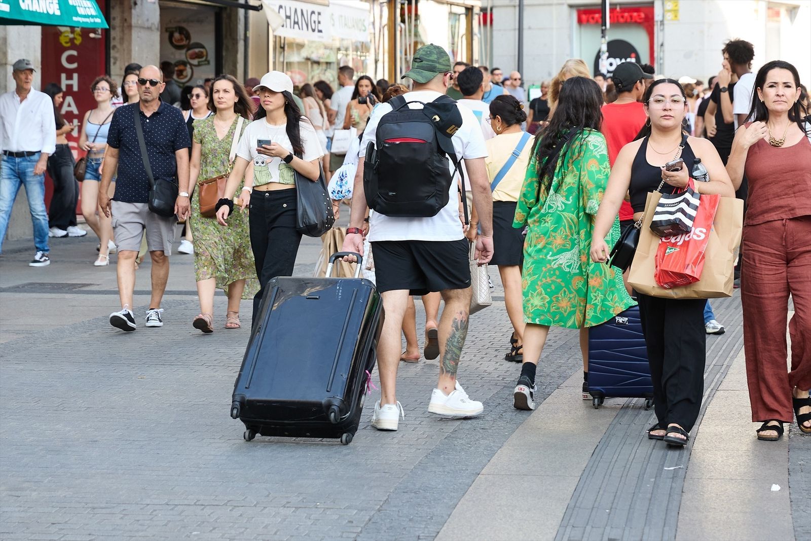 Turistas con maletas por el centro de Madrid