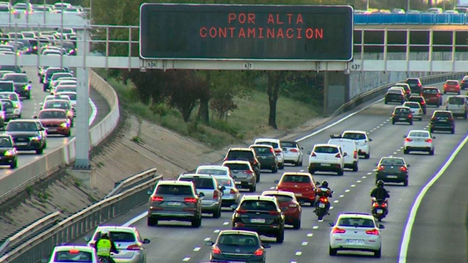 Paneles informando de las limitaciones por alta contaminación en Madrid