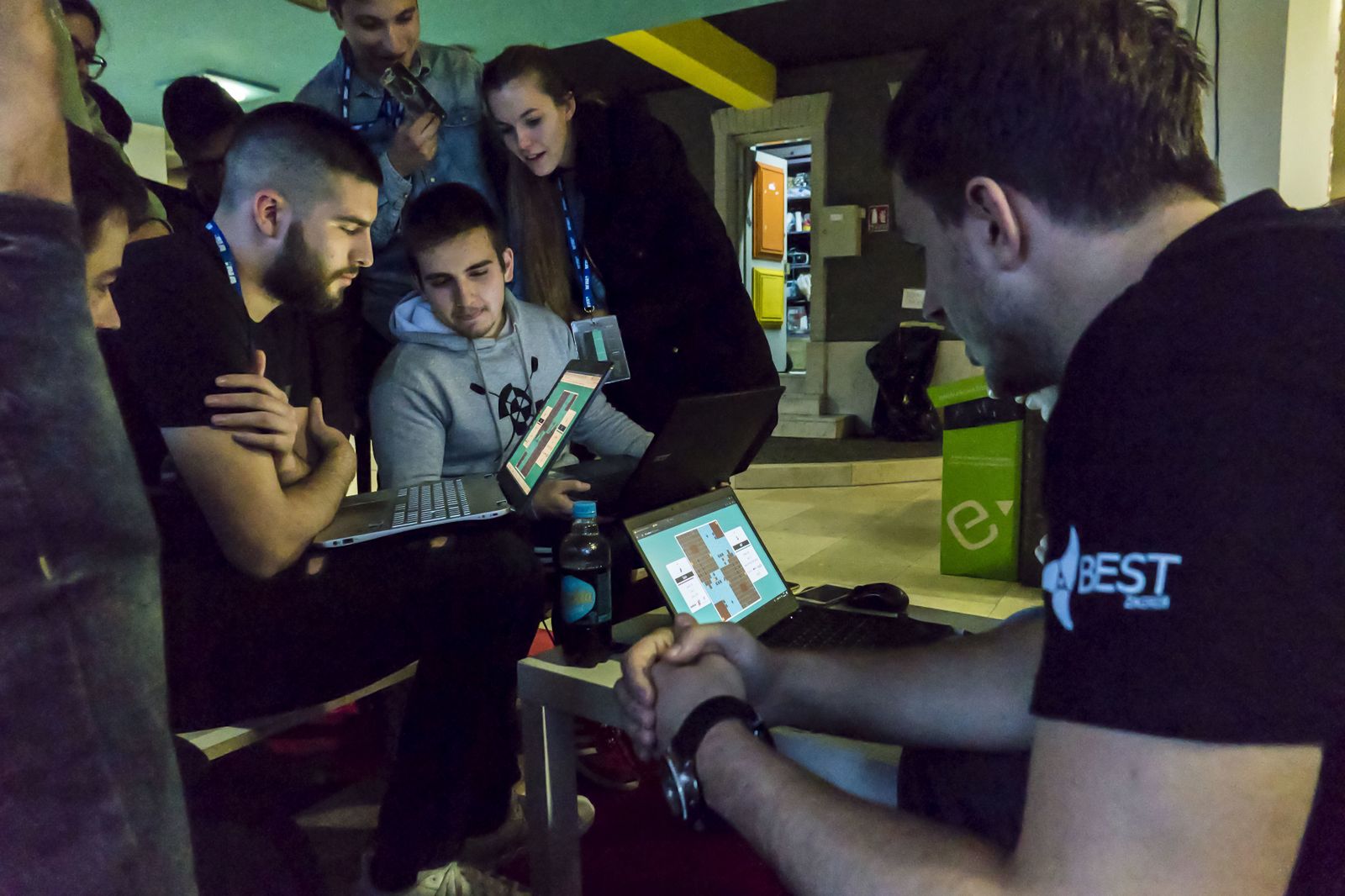 Un grupo de jóvenes en el desarrollo de un programa