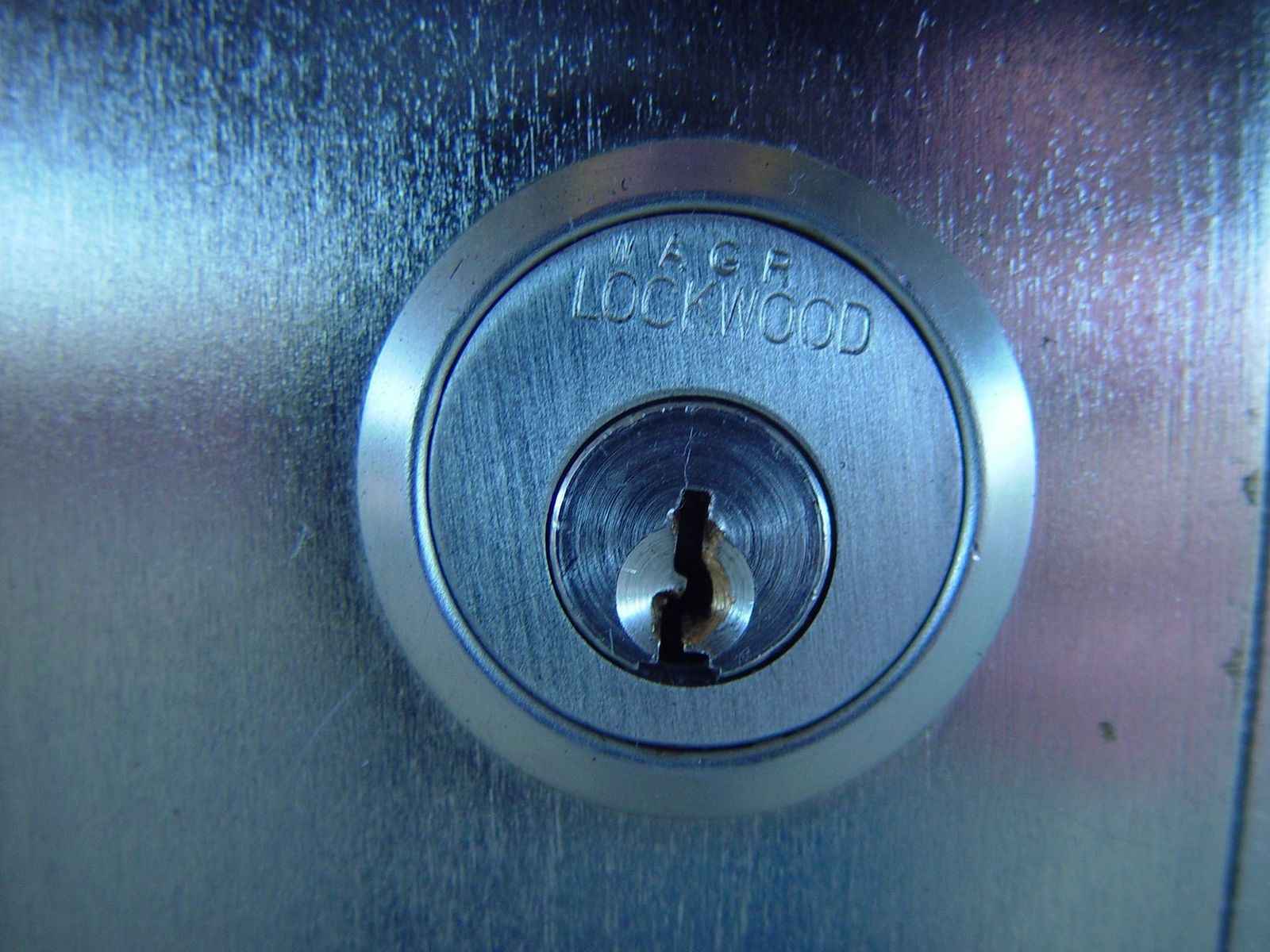 Facturar de 1.400 euros por abrir una puerta: una 'mafia' de cerrajeros que cobran precios abusivos