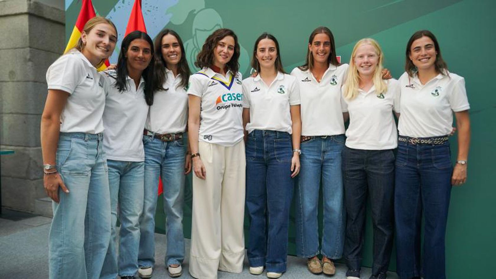 Ayuso recibe a los equipos de hockey del Club de Campo Villa de Madrid: "Sois parte de la historia del deporte"