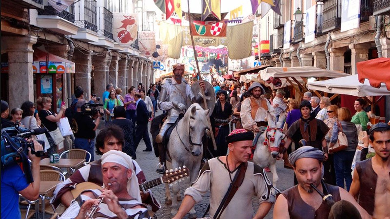 Arranca en Alcalá el XX Mercado Cervantino con música celta, pasacalles y teatro de calle