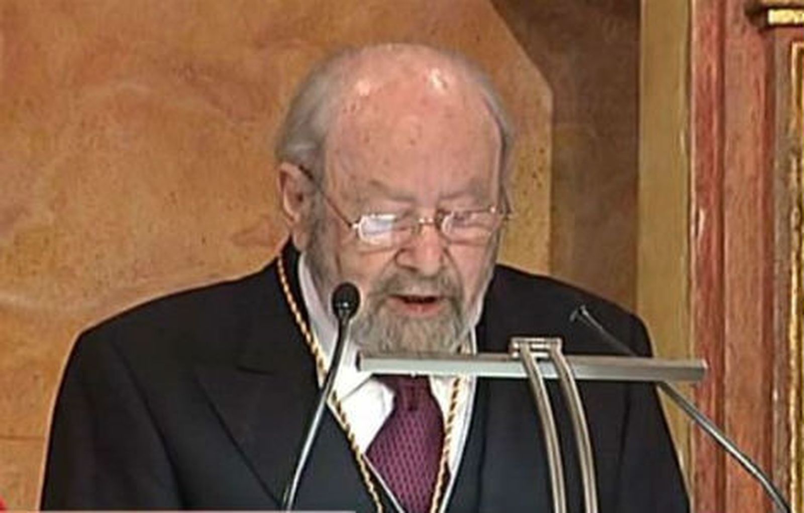 Caballero Bonald recibe el Premio Cervantes de manos del príncipe Felipe