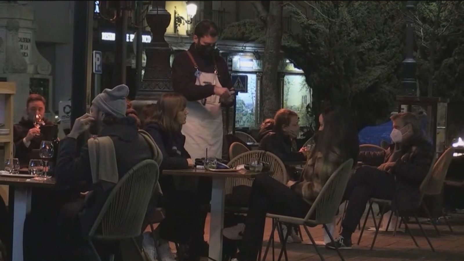 Los bares y restaurantes de Madrid valoran como “un respiro” poder servir cenas al tener una hora más