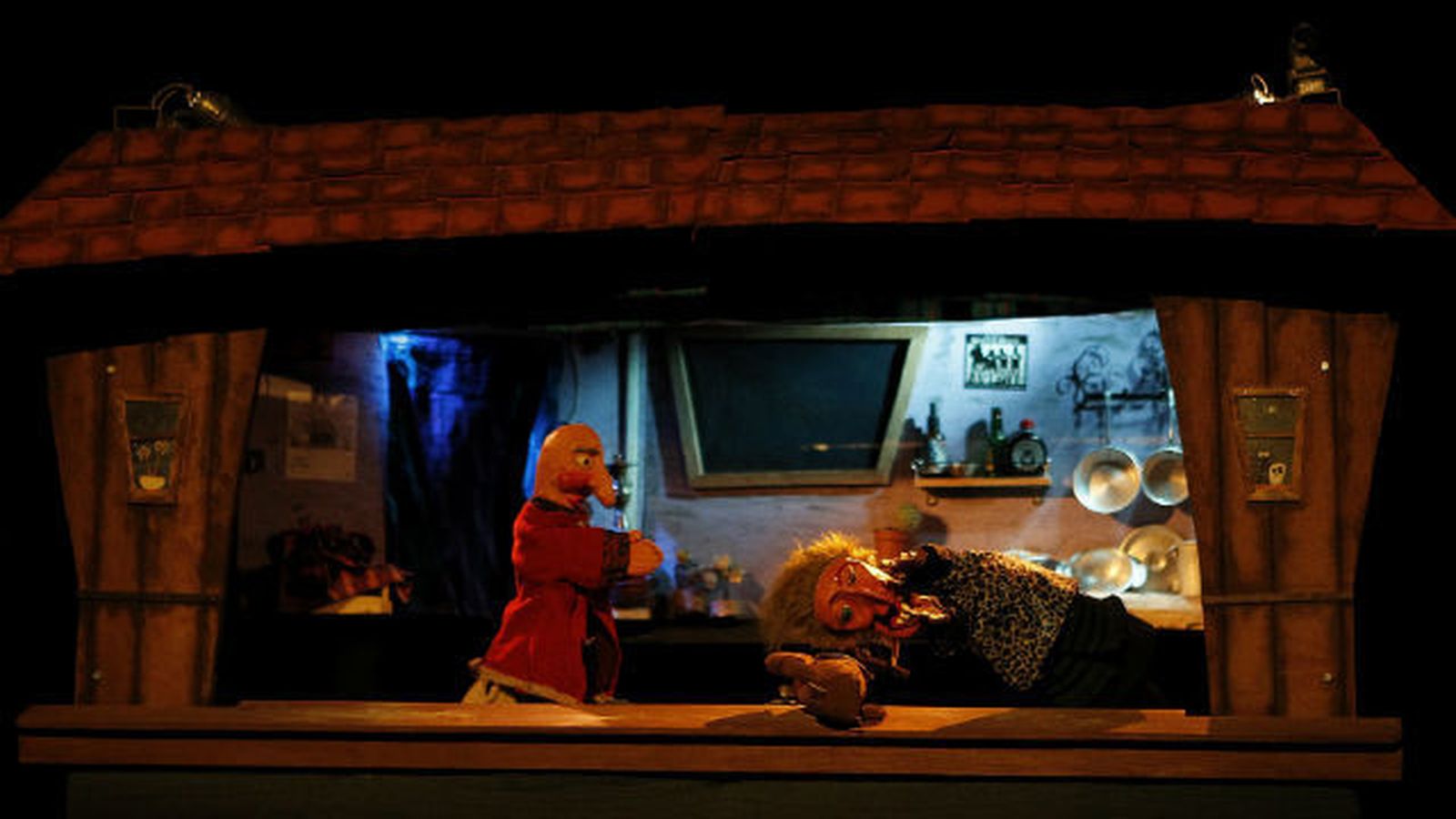 Los titiriteros llenan el Teatro del Barrio e interpretan la polémica obra con normalidad