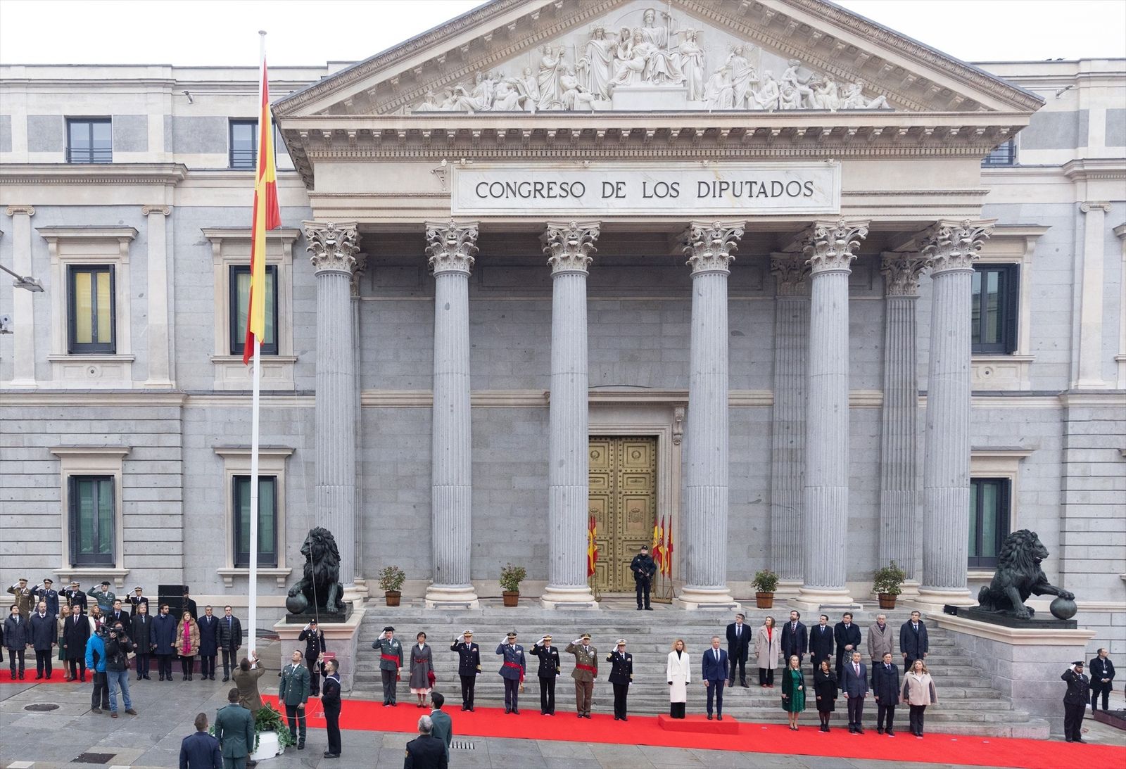 La bandera de España por primera vez ante el Congreso el Día de la Constitución