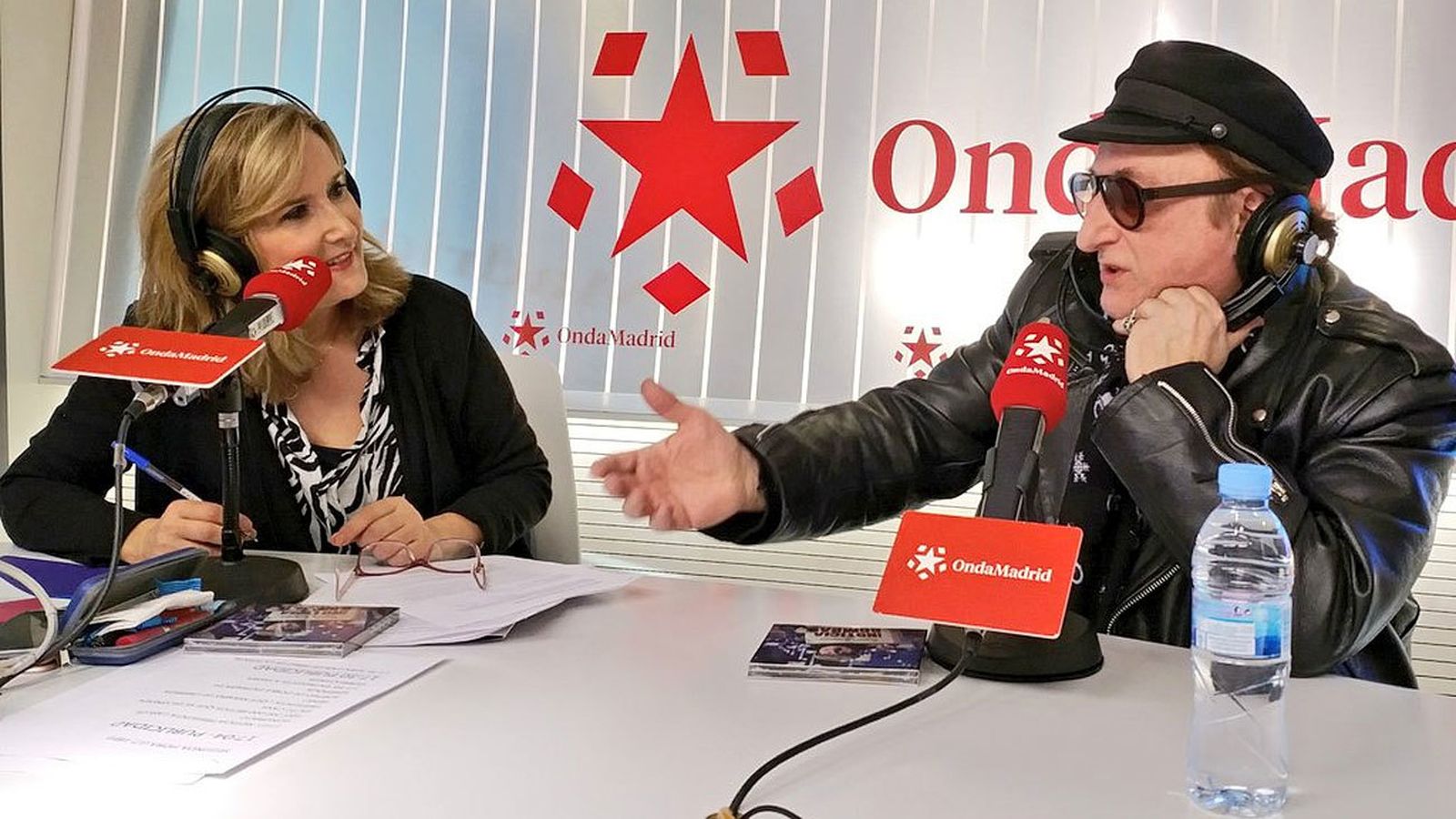 Javier Gurruchaga en el estudio de Madrid Directo, en Onda Madrid, con Nieves Herrero