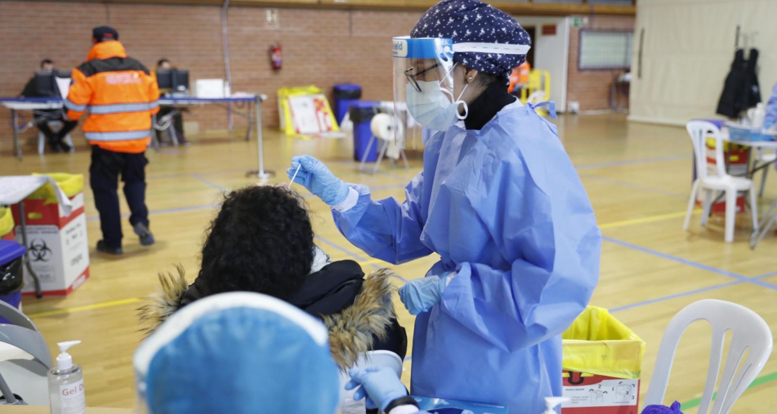 Realización de test de antígenos en un polideportivo público