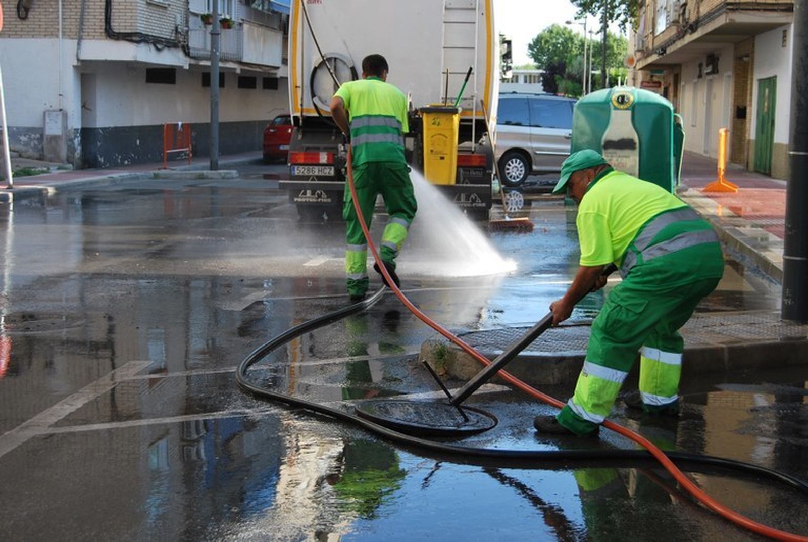 Labores de limpieza en una calle de Parla