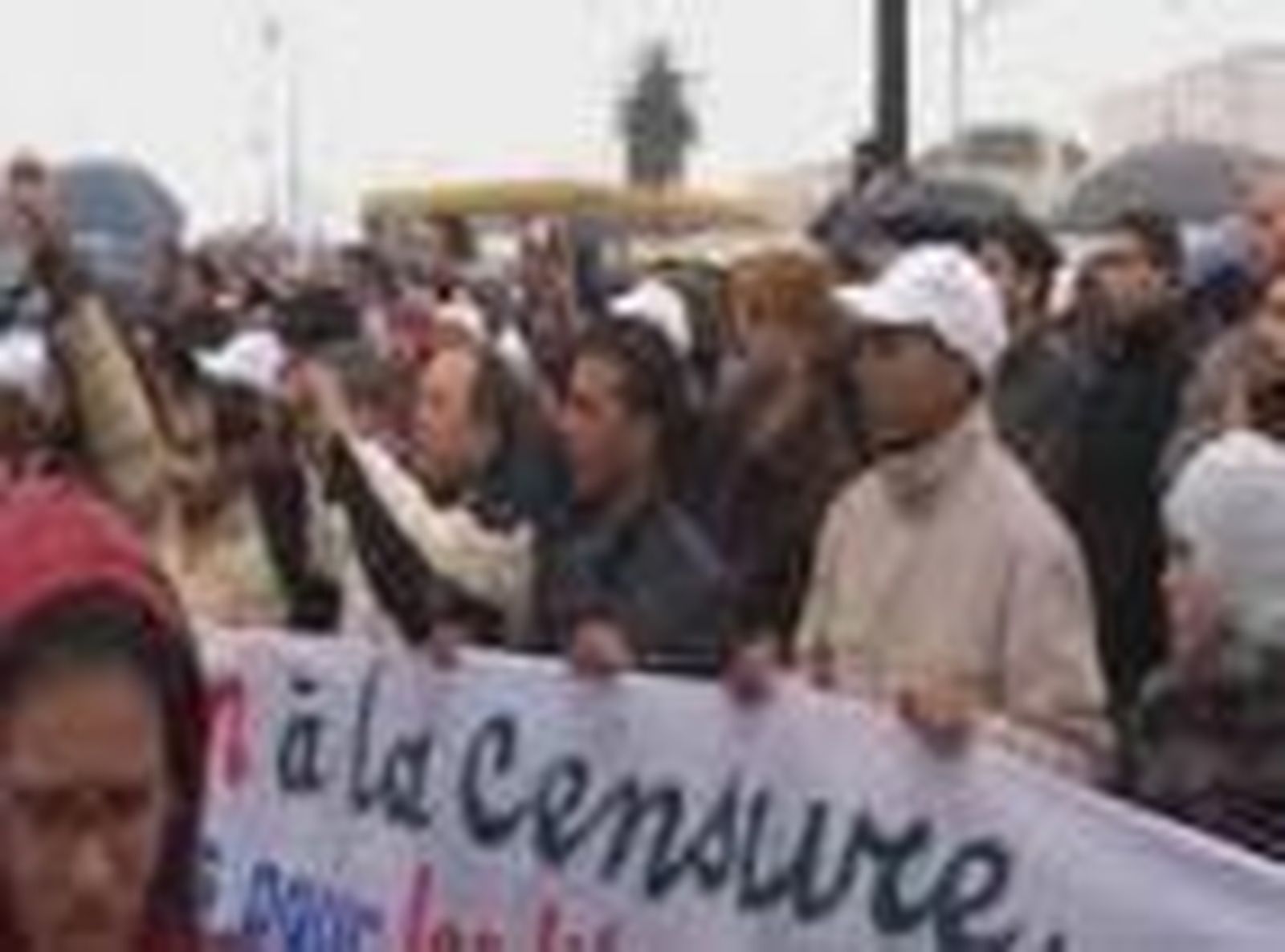 Miles de marroquíes salen de nuevo a las calles, pese al anuncio de reformas