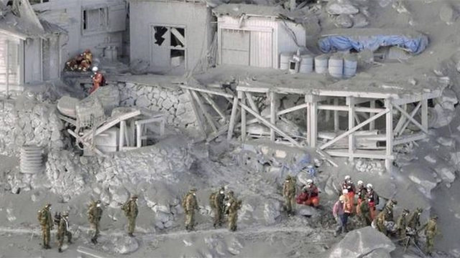 Encuentran cinco cuerpos más sin vida en la cima del volcán japonés