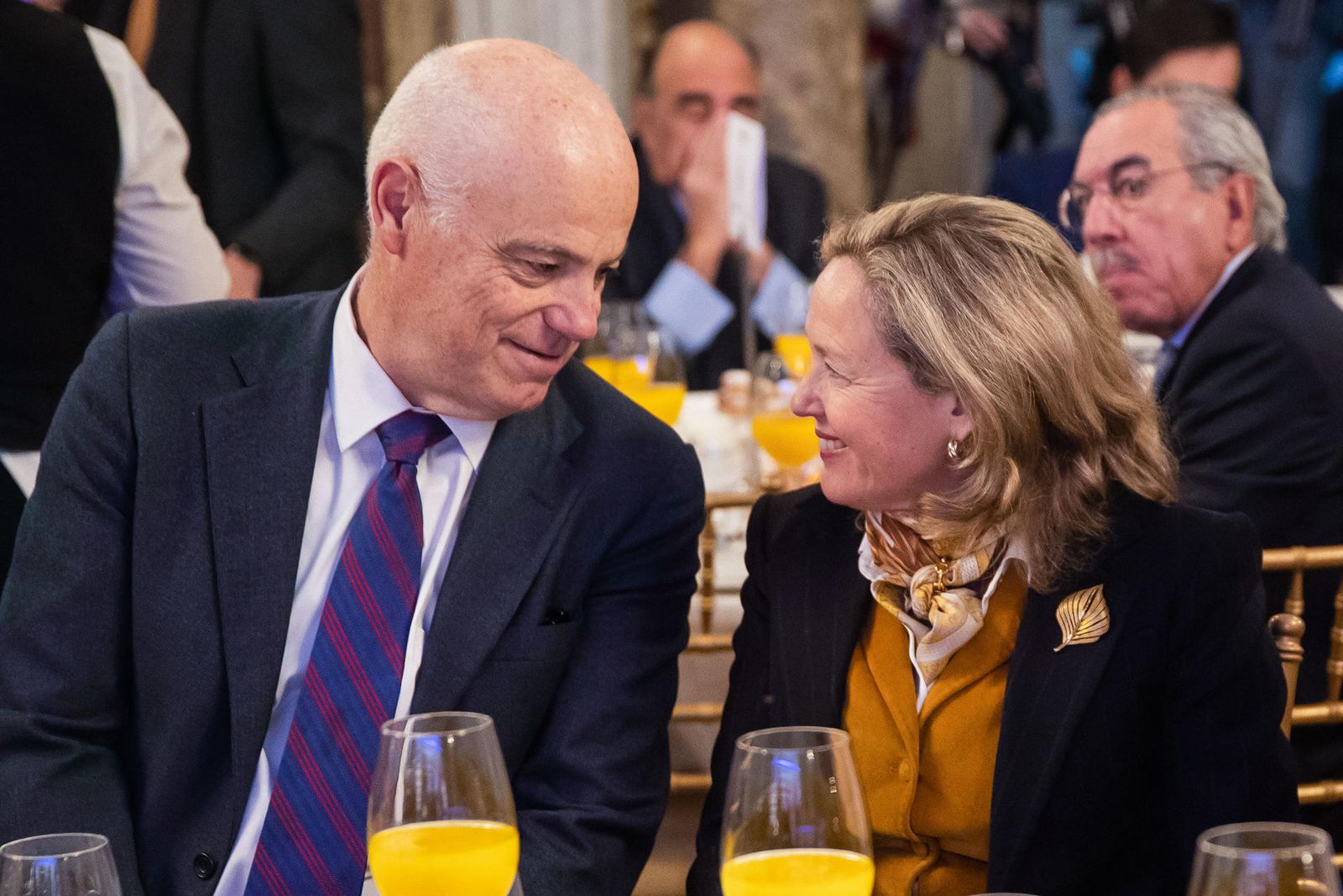 La vicepresidenta primera y ministra de Asuntos Económicos, Nadia Calviño, conversa con el presidente de la Autoridad Bancaria Europea, José Manuel Campa, durante el desayuno informativo del Fórum Europa
