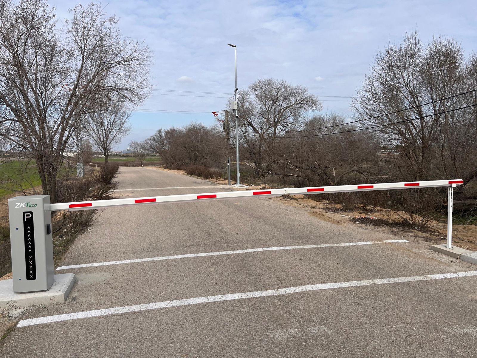 Barrera en el acceso a la depurado de Pinto para evitar nuevos vertidos