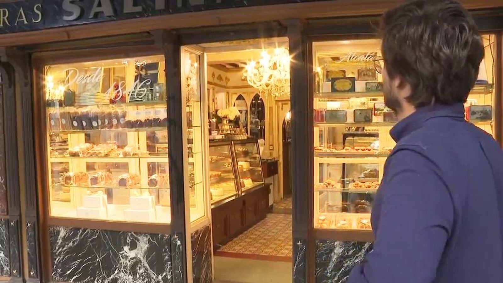 Carlos, el joven que endulza Alcalá con tres negocios y 25 empleos, preocupado ante la posible reducción de jornada
