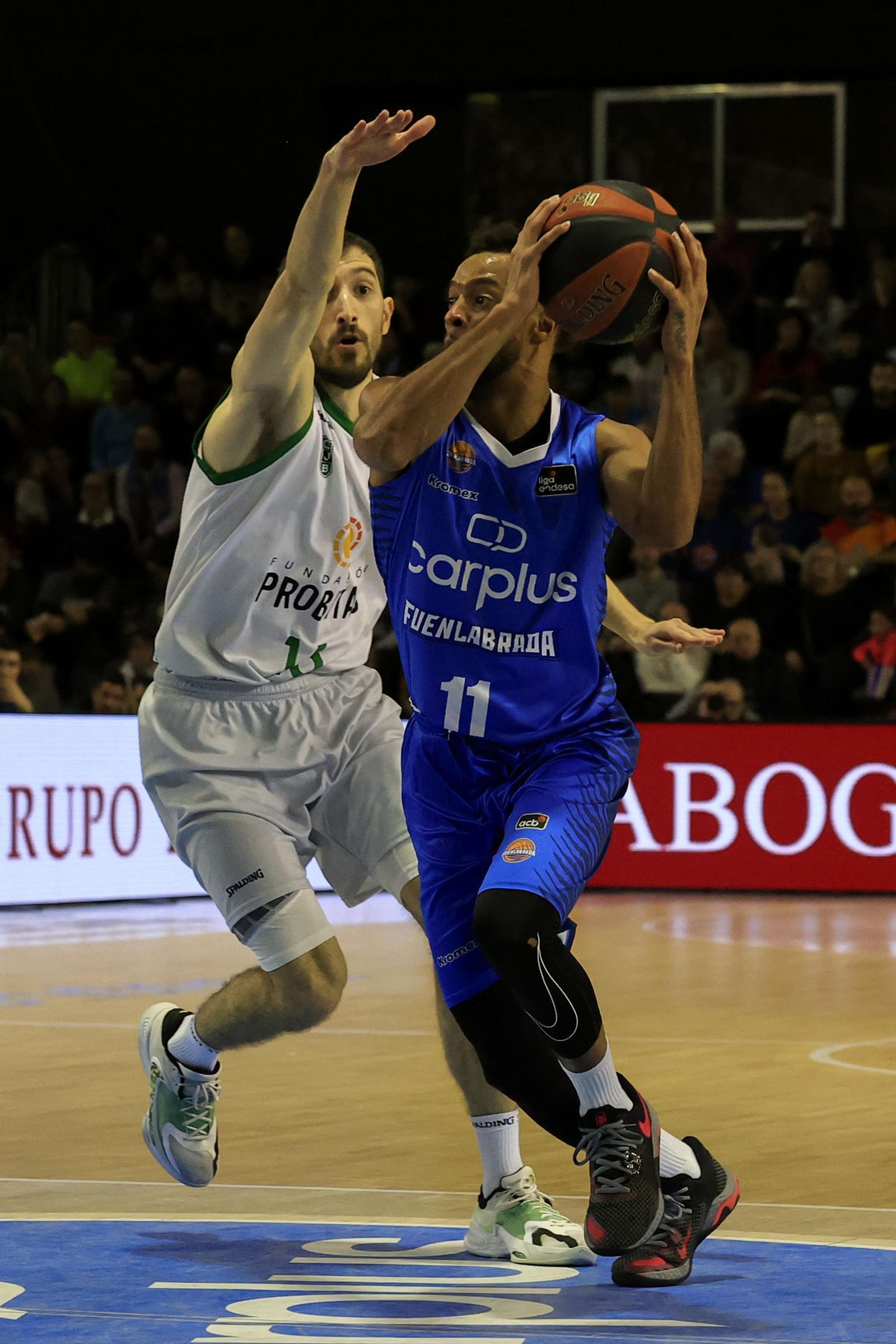 El base del Fuenlabrada Clevin Hannah trata de anotar ante Guillem VIves